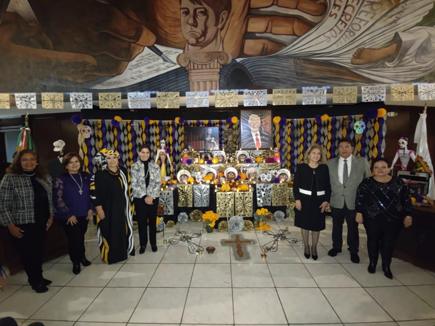 Altar de muertos en el Congreso del Estado en honor a Eliseo Mendoza e Higinio González