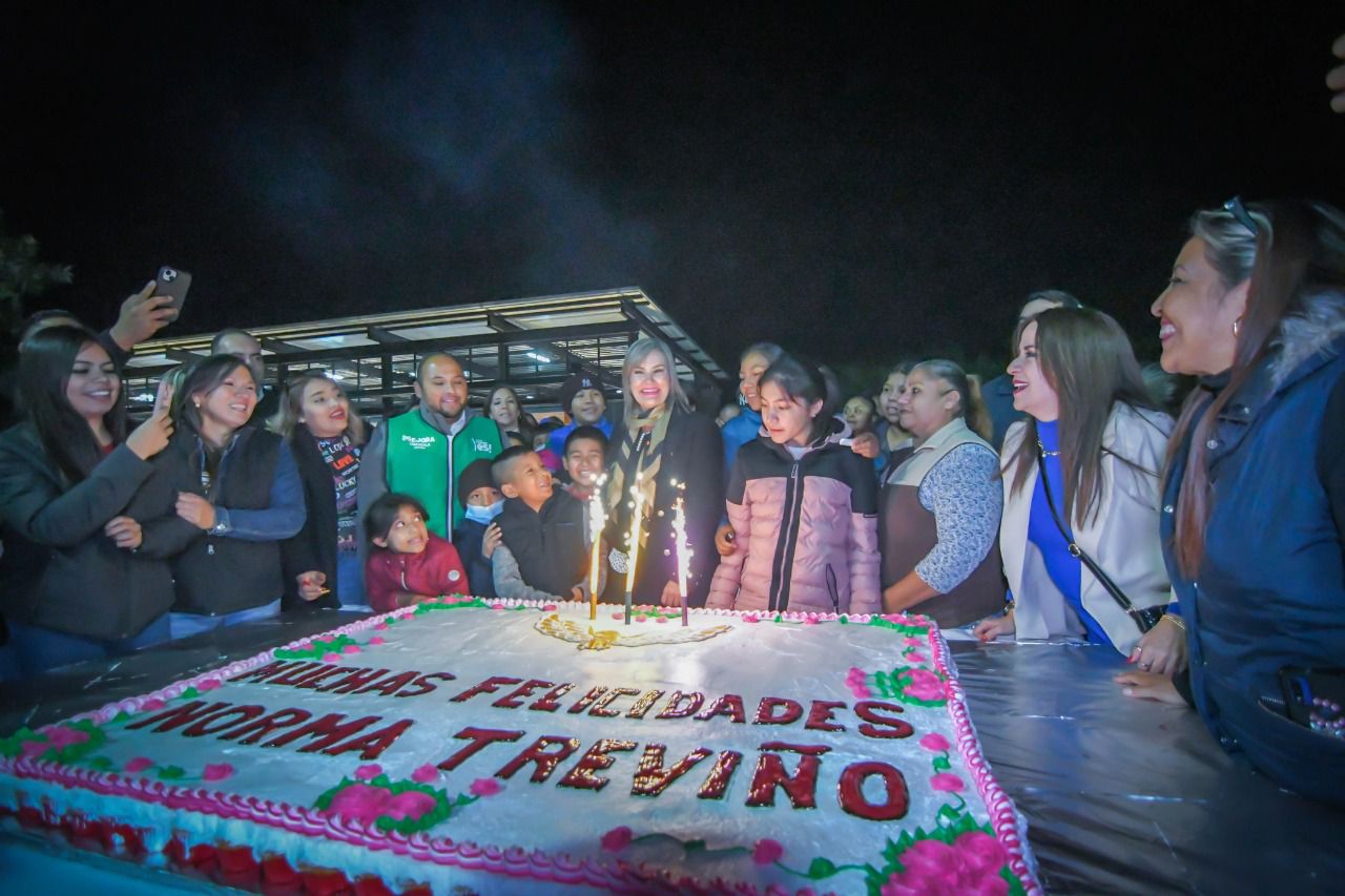 Celebra Norma Treviño su cumpleaños con las familias de la colonia División del norte