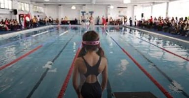 Muere niño ahogado en alberca de colegio