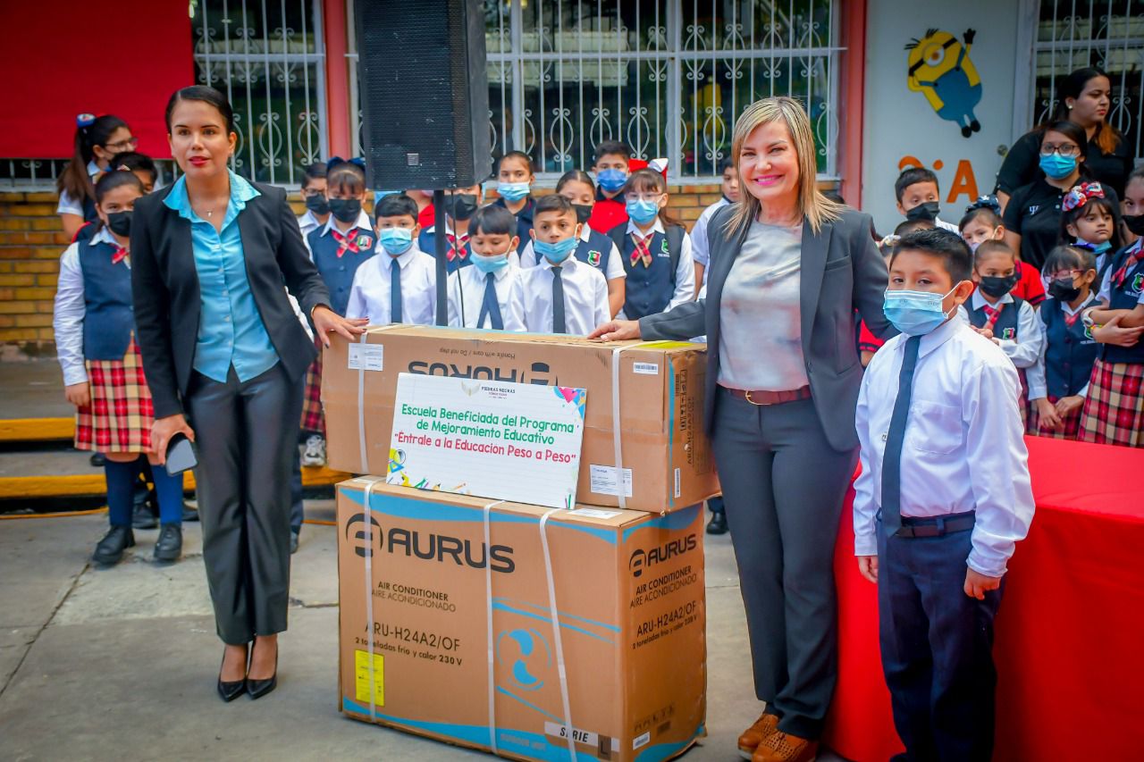 Lleva Norma Treviño apoyos a la escuela “Miguel Hidalgo”