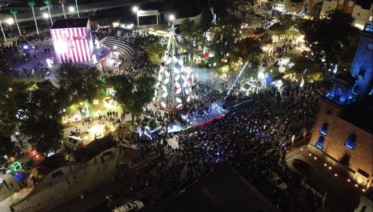 Disfrutan miles de nigropetenses desfile navideño