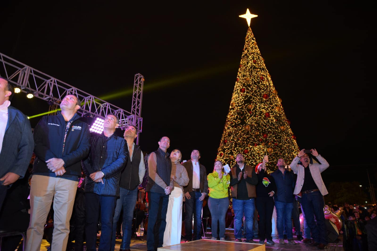 Enciende Emilio de Hoyos majestuoso pino navideño en Acuña