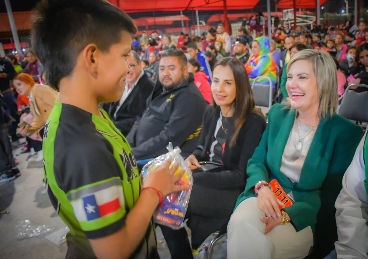 Llevan alegría a cientos de niños de PN con festival navideño