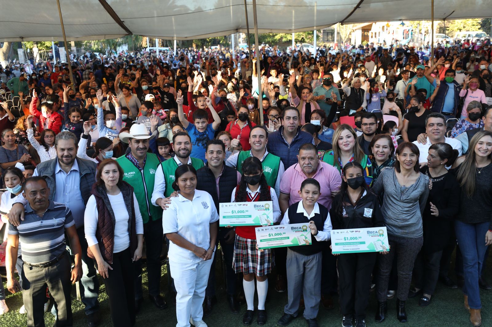 Entregan Manolo Jiménez y Chema Morales becas a la excelencia académica