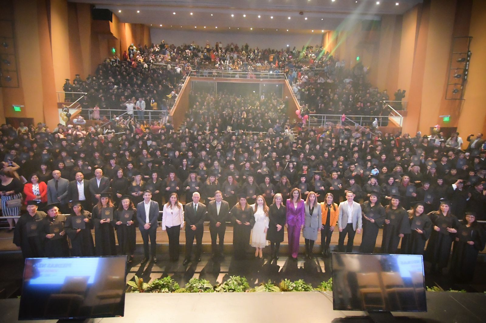 Reciben 451 mujeres certificado del programa preparatoria abierta