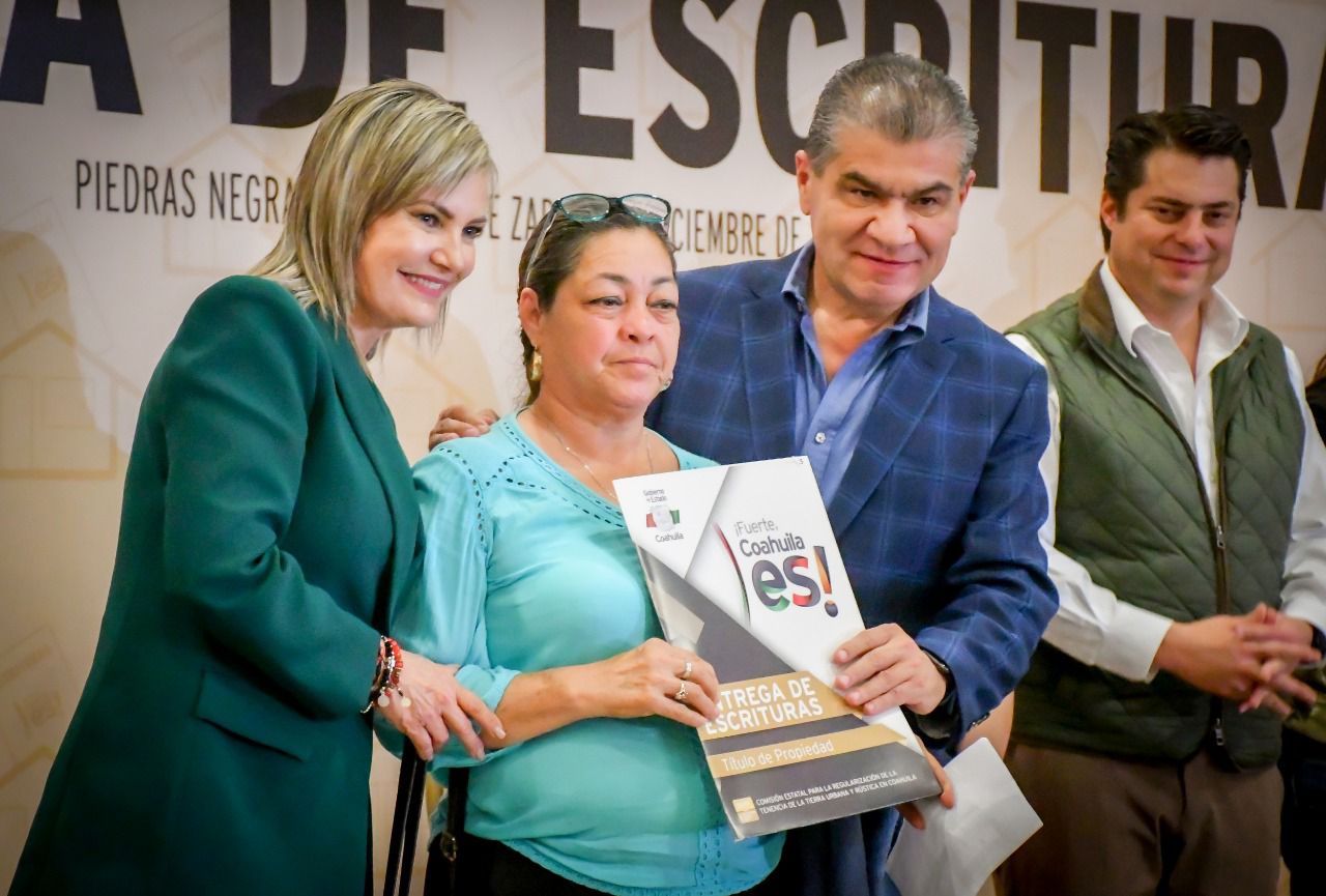 Entregan MARS y Norma Treviño <br>235 escrituras en Piedras Negras