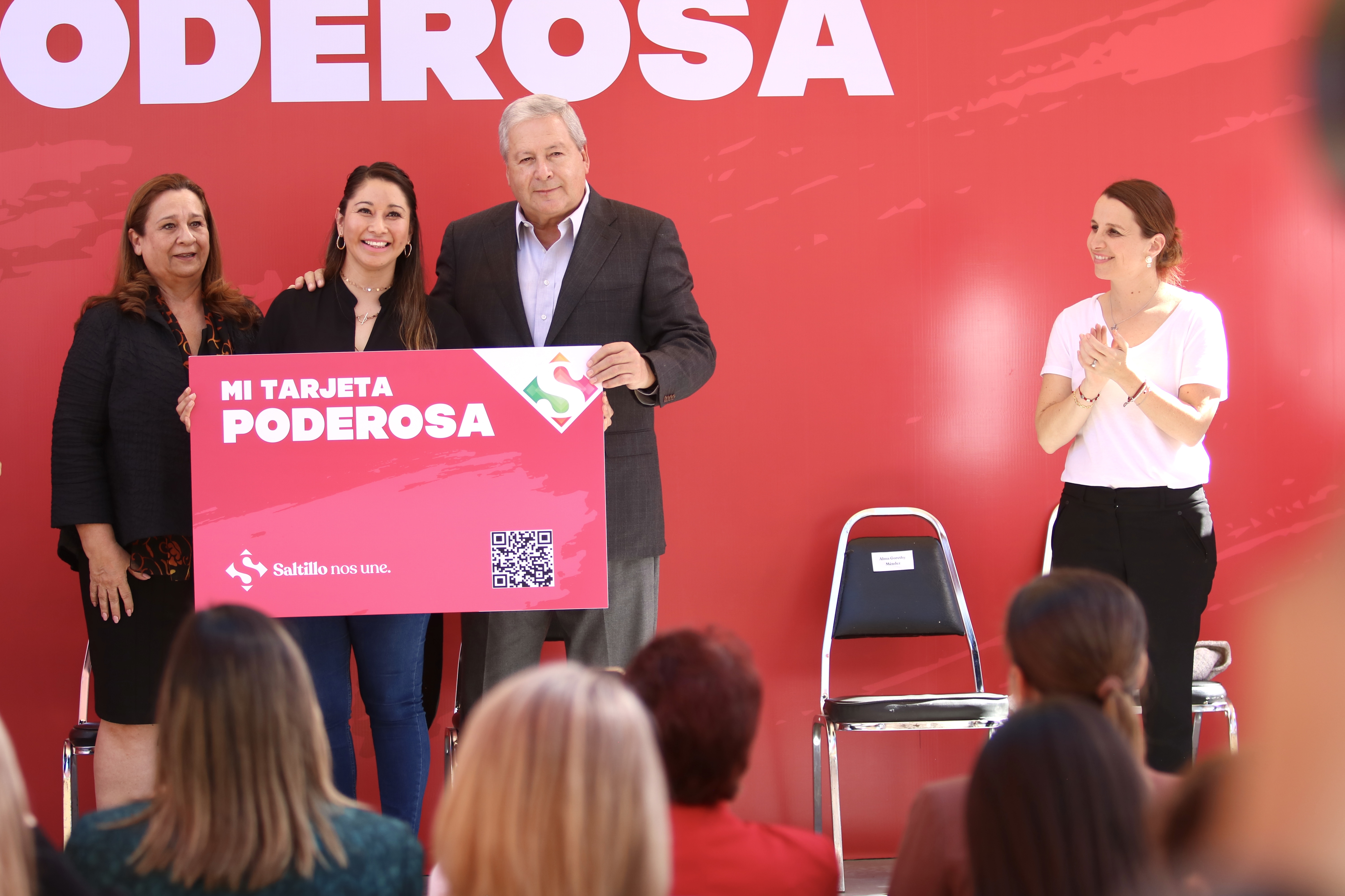 Presenta Chema Fraustro la Tarjeta <br>Poderosa; fortalecen a las mujeres