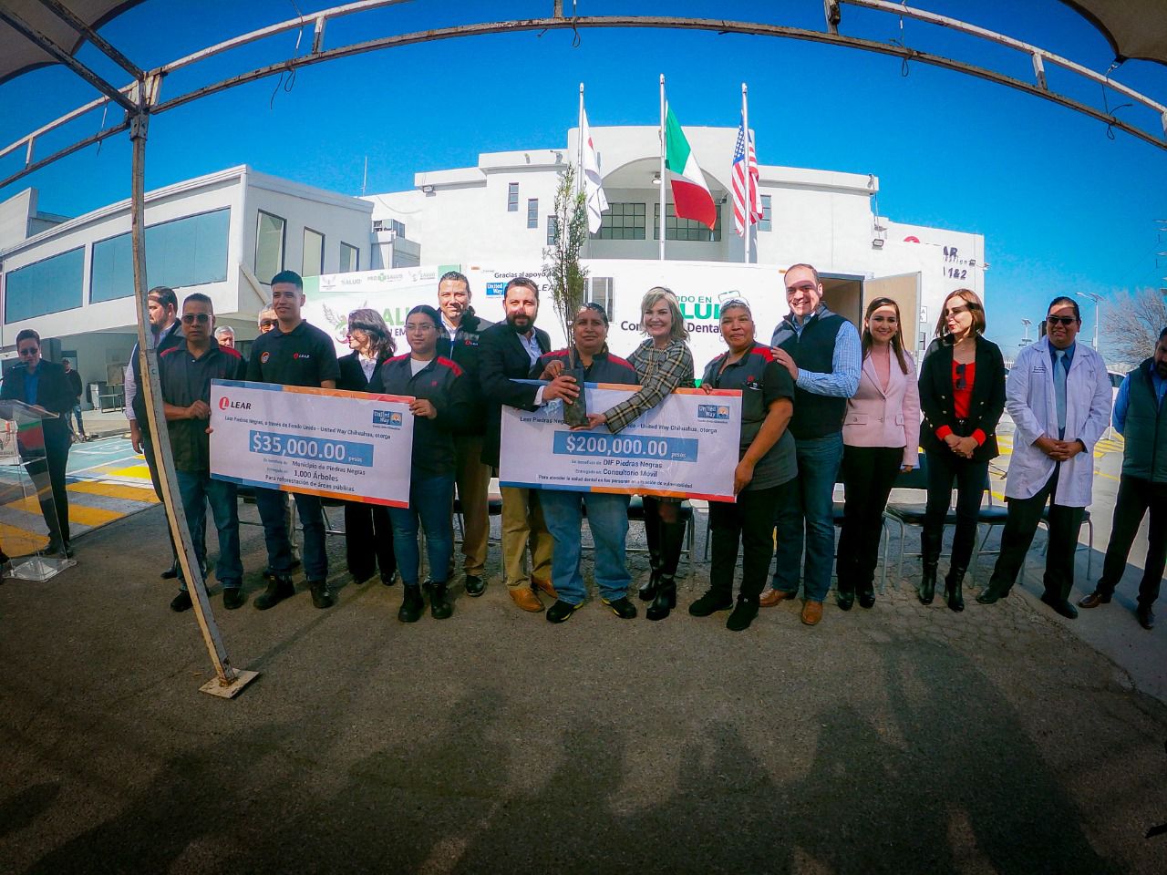 Estrenan unidad médica móvil para extender los servicios de salud