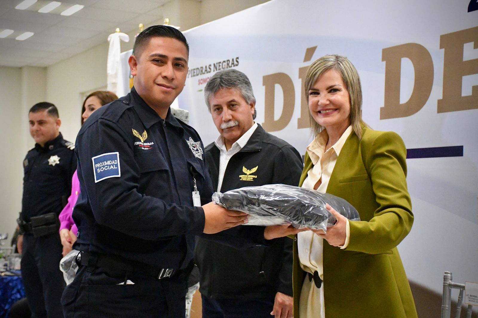 Festeja Norma Treviño a los policías y abre convocatoria para la academia