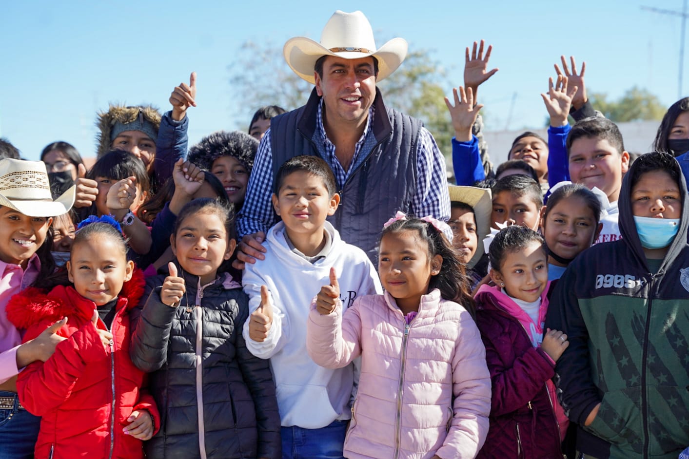 Entrega Chema Morales más unidades para transporte escolar rural