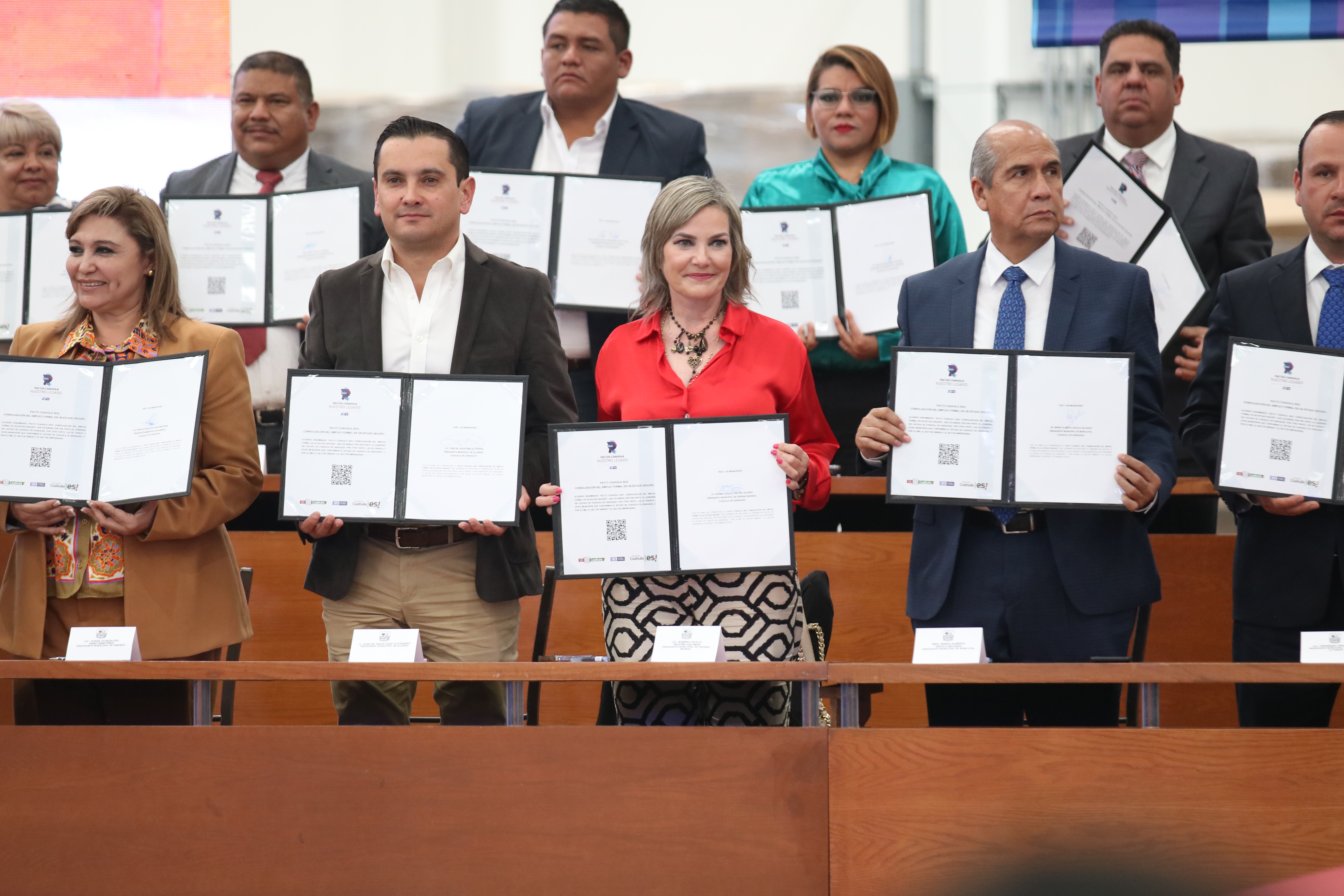 Participa Norma Treviño en firma de pacto laboral