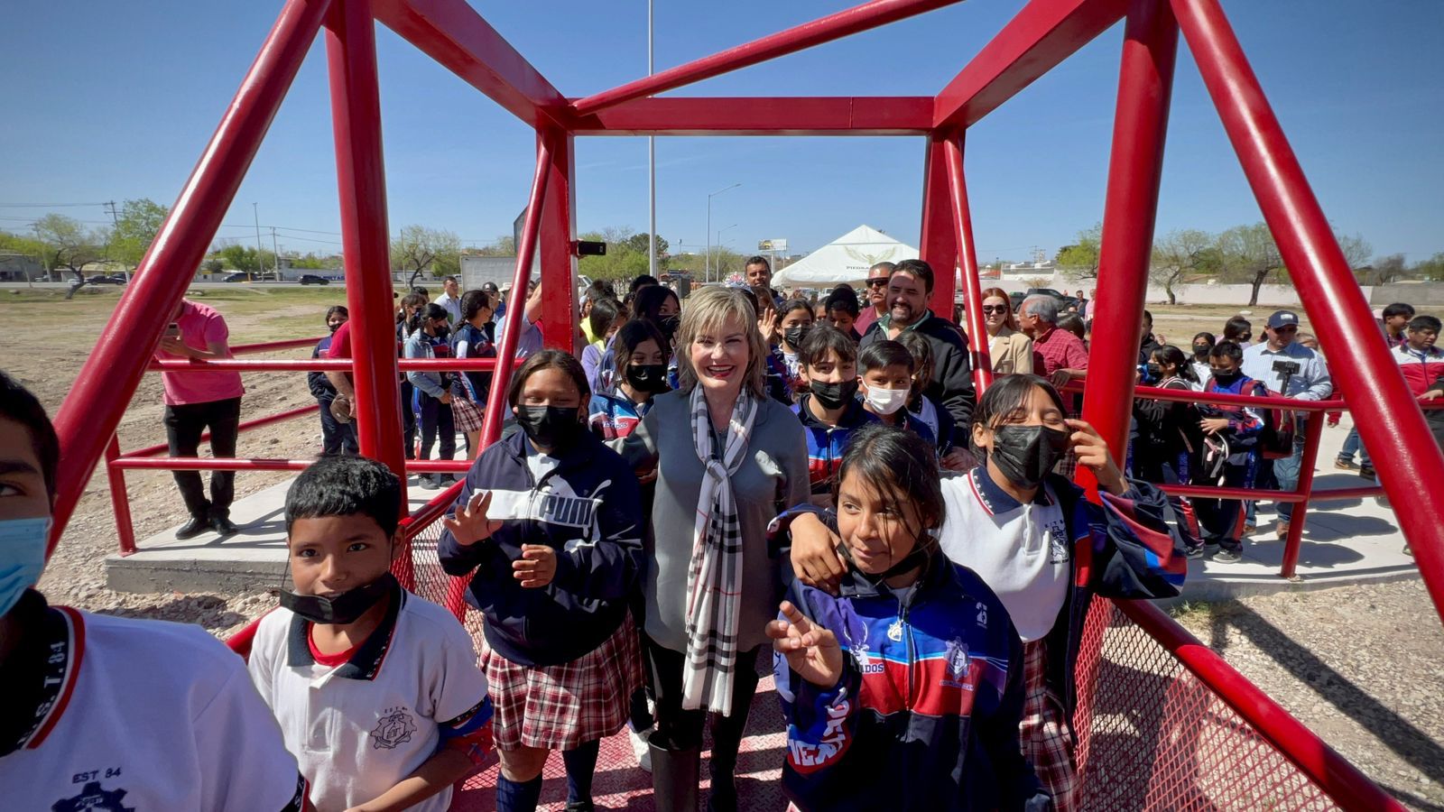 Sigue Norma Treviño cumpliendo compromisos; entrega puente peatonal en arroyo El Soldado