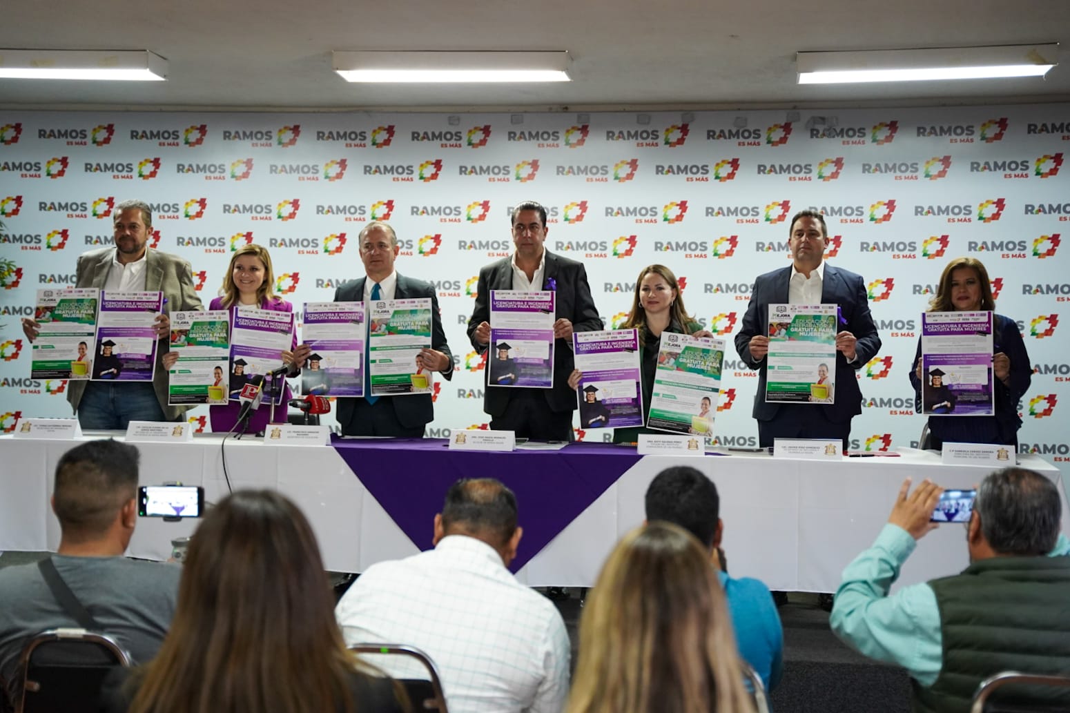 Becará Ramos Arizpe a mujeres para que estudien prepa y universidad