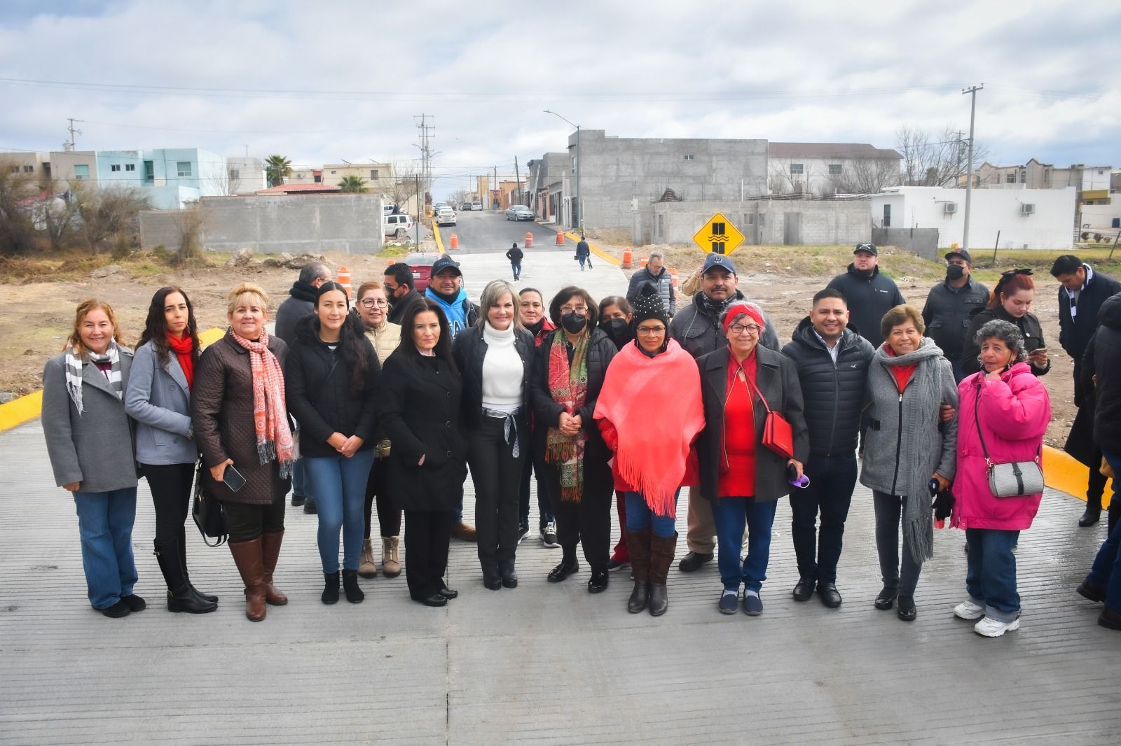 Entrega Norma Treviño obra de pavimentación en colonias Deportivo y Colinas