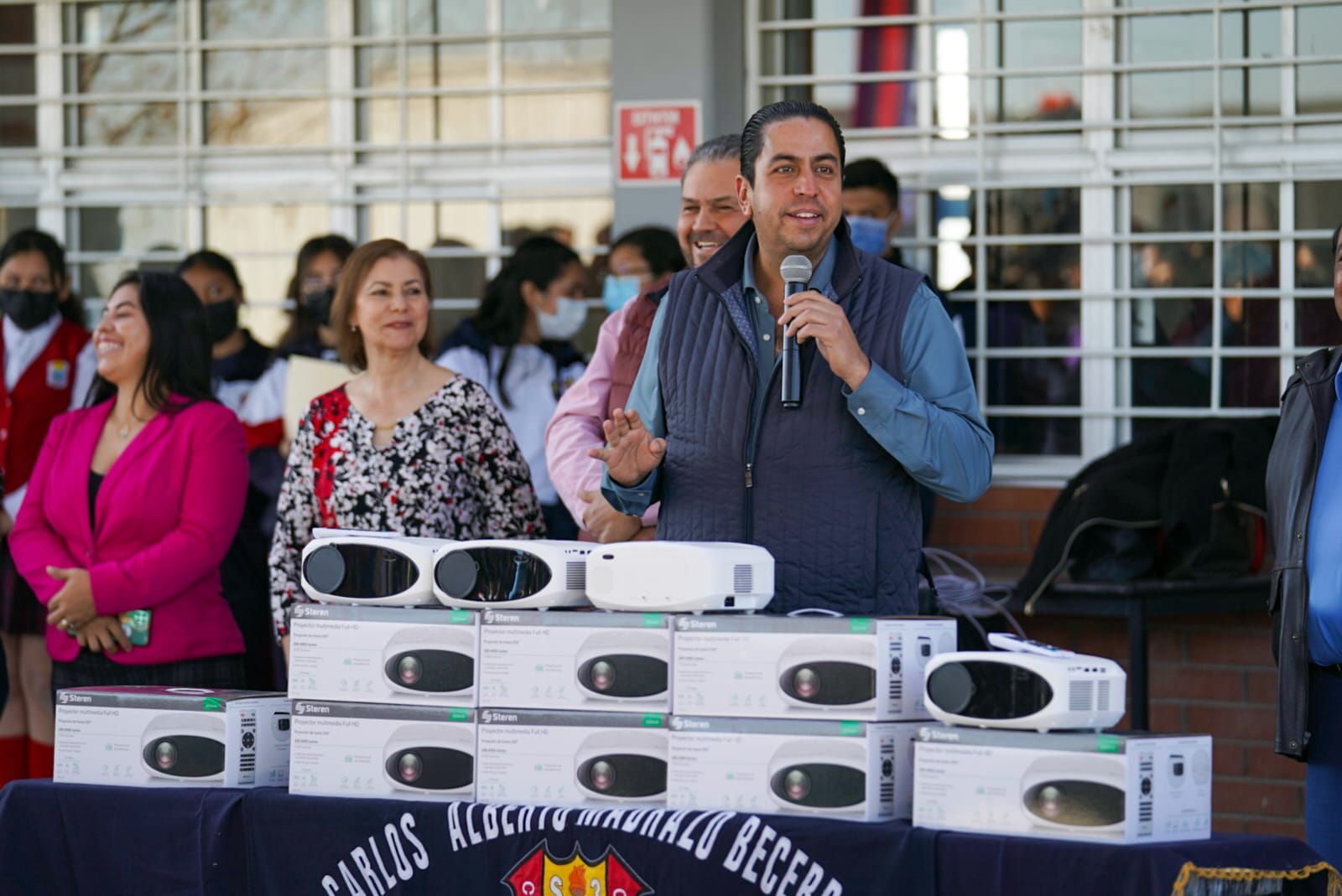 Lleva Chema Morales apoyos a secundaria de la colonia Villasol