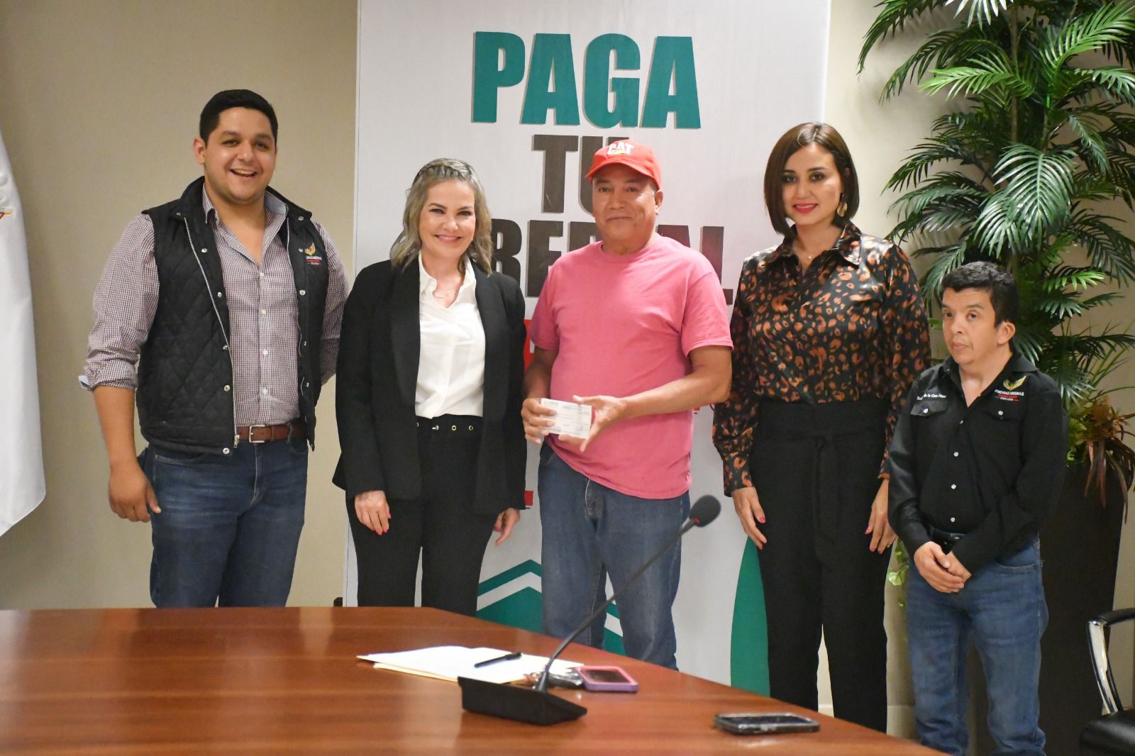 Entrega Norma Treviño cheques del seguro contra desastres naturales