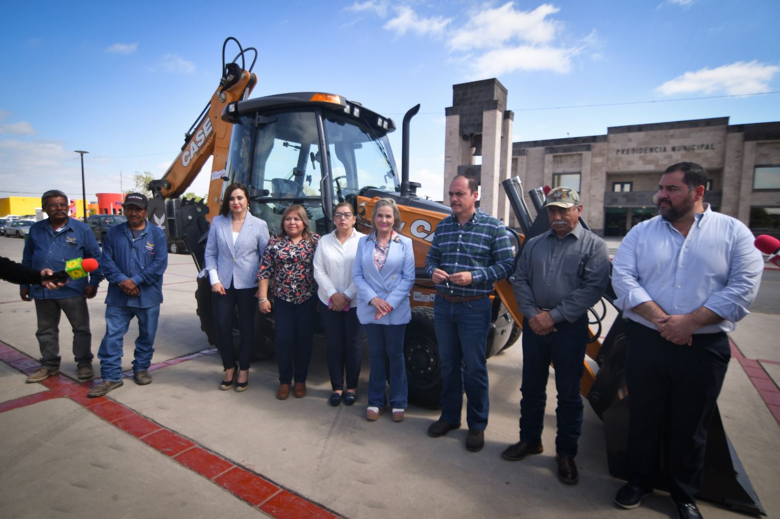 Entrega Norma Treviño maquinaria <br>a Ecología; invierten 4 mdp