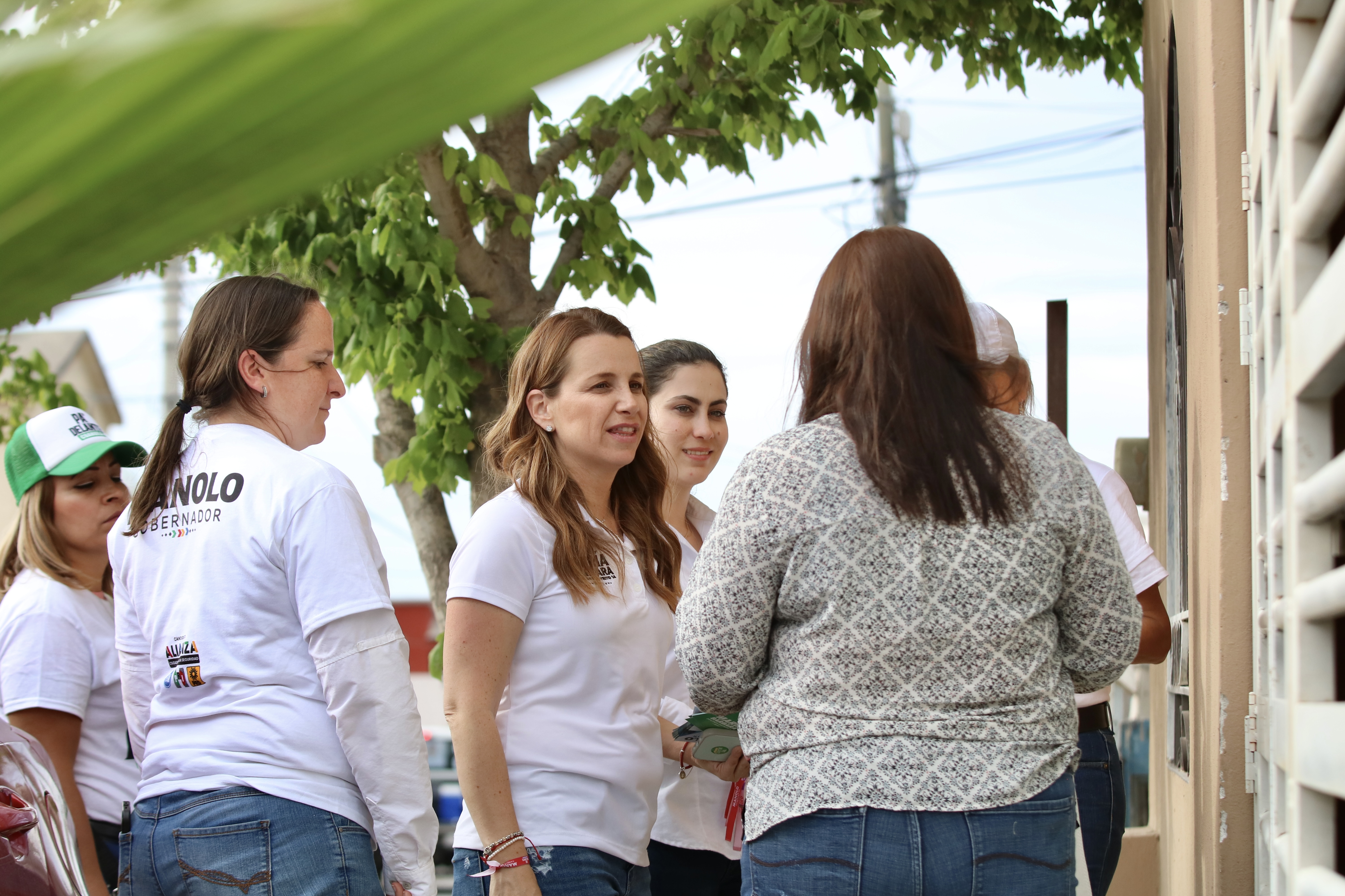 Escucha María Bárbara a más de 500 personas en primer día de recorrido