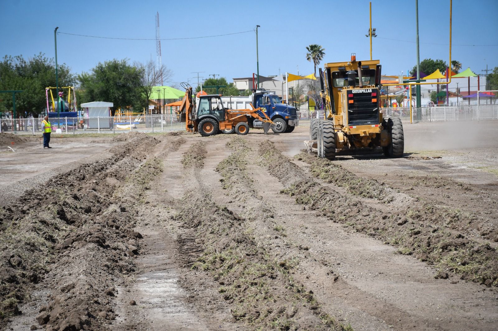 Supervisan construcción de cancha sintética en la Macroplaza