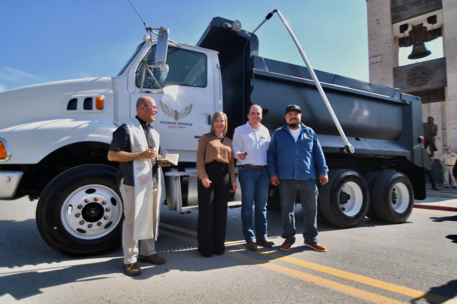Entregan 11 vehículos a direcciones municipales en Piedras Negras