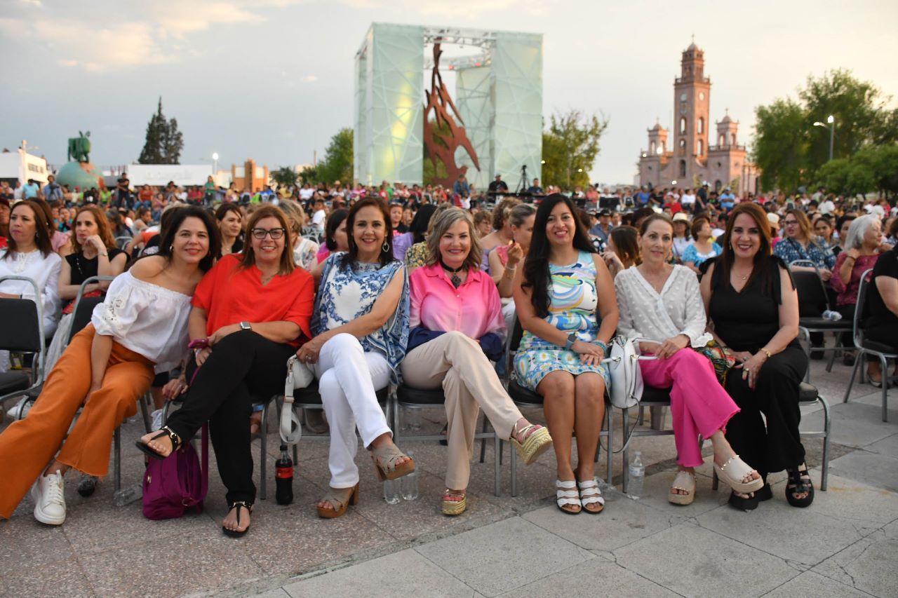 Celebran a mamás de Piedras Negras con espectáculos cómico y musical