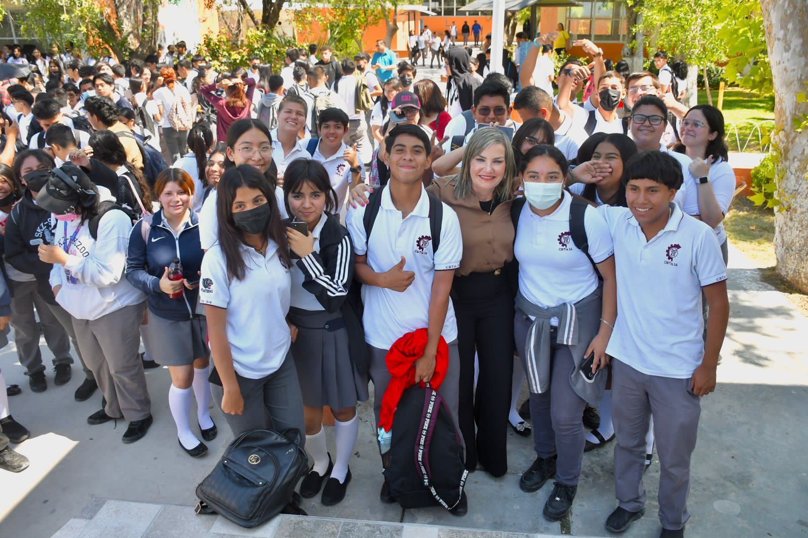 Supervisan techumbre en dos escuelas