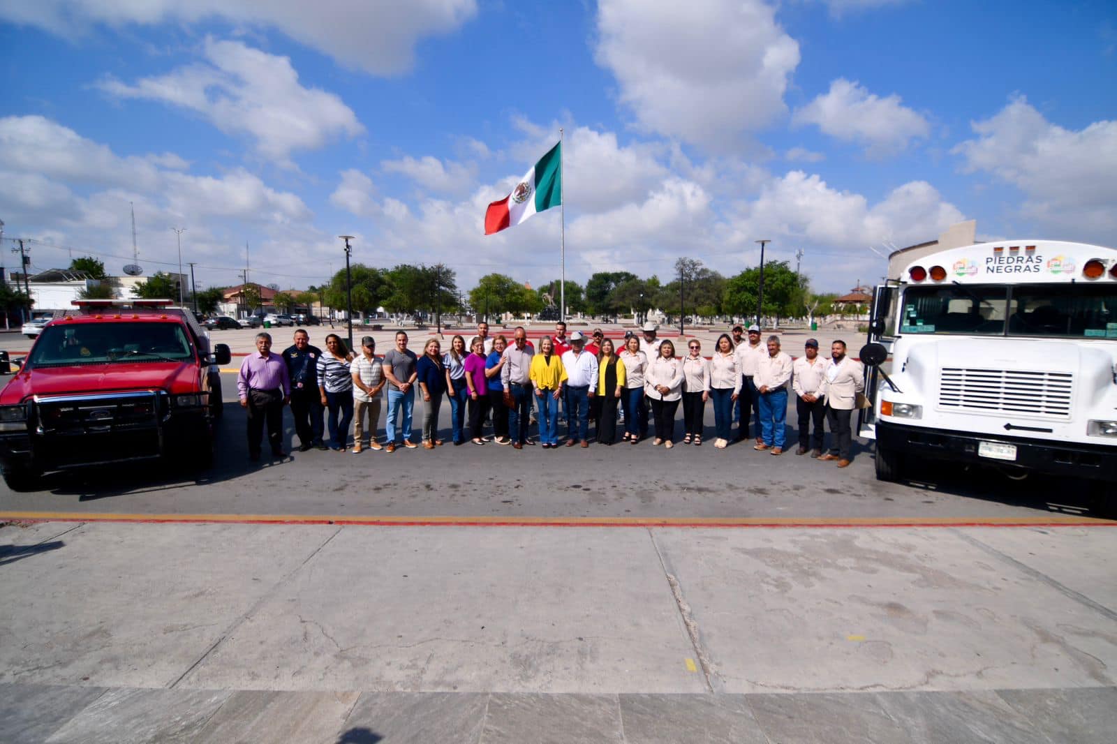 Dona ayuntamiento de Piedras Negras vehículos a Guerrero