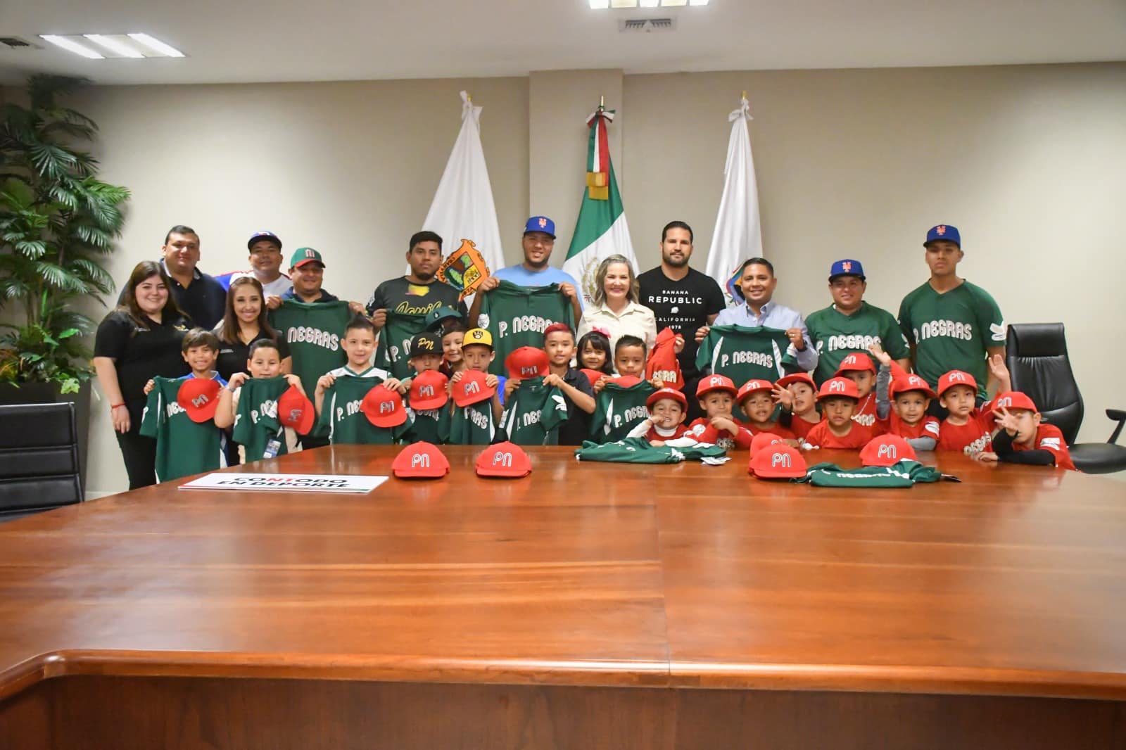 Entregan uniformes a selecciones infantiles de beisbol de Piedras Negras
