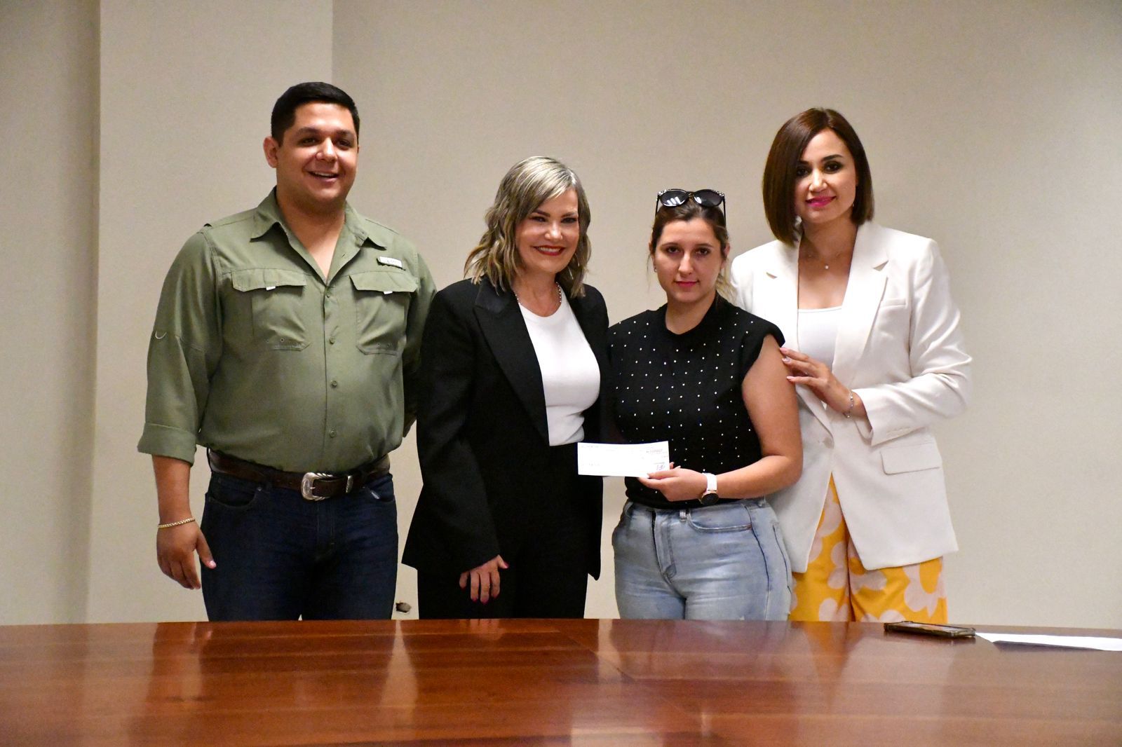 Entregan 200 mil pesos en cheques del seguro de daños contra desastres naturales