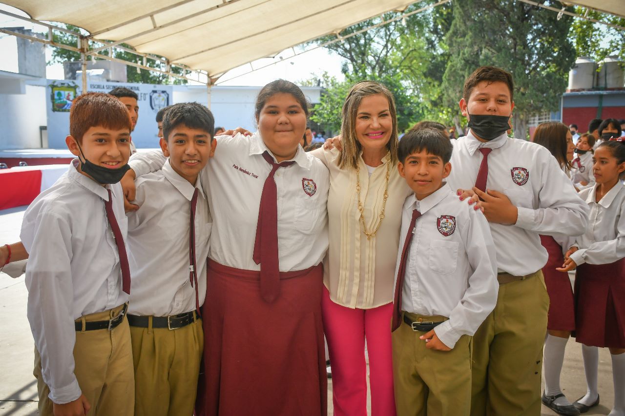 Preside Norma Treviño saludo a la bandera en la Abel Herrera
