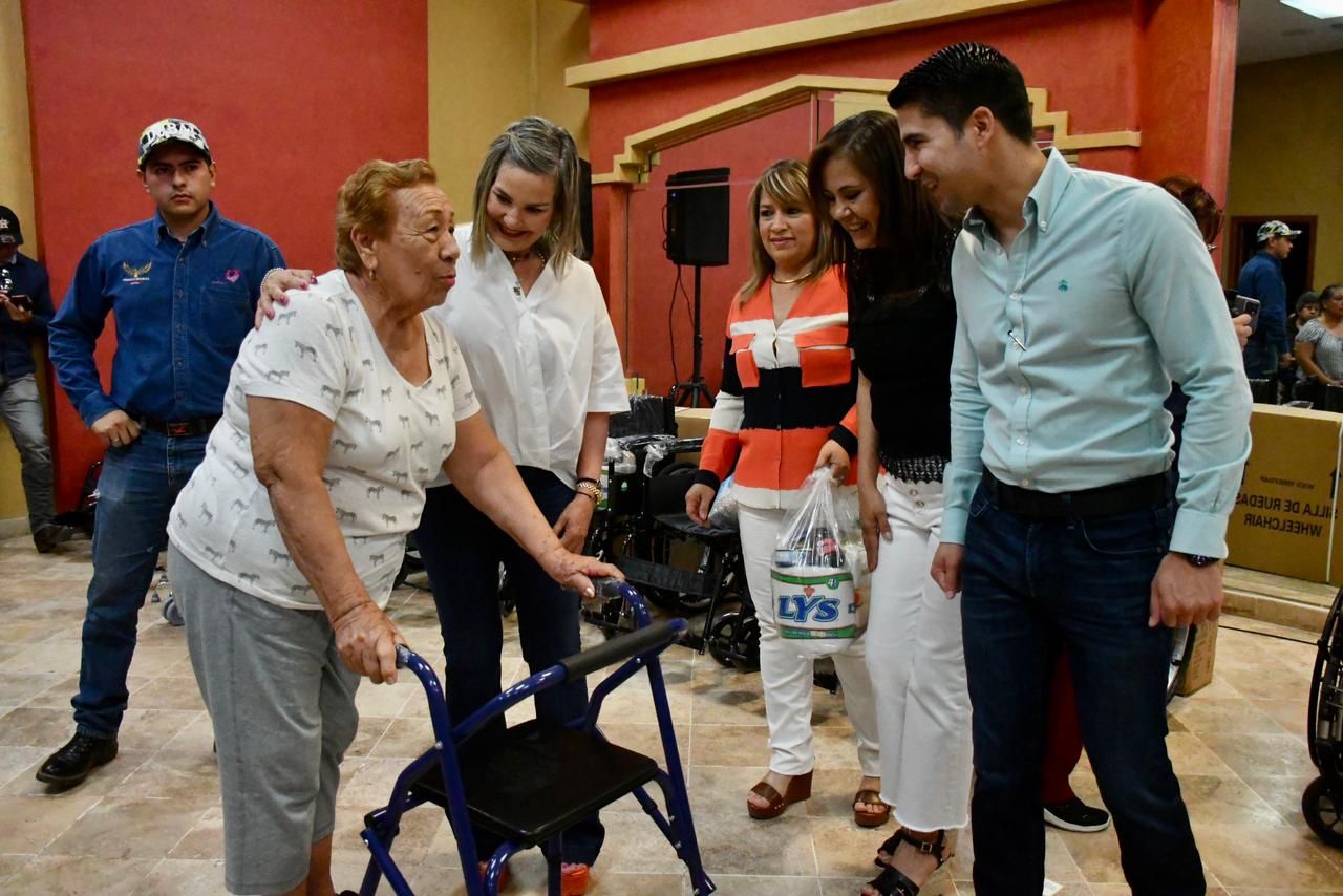 Entrega DIF Piedras Negras casi 200 <br>sillas de ruedas en lo que va del año