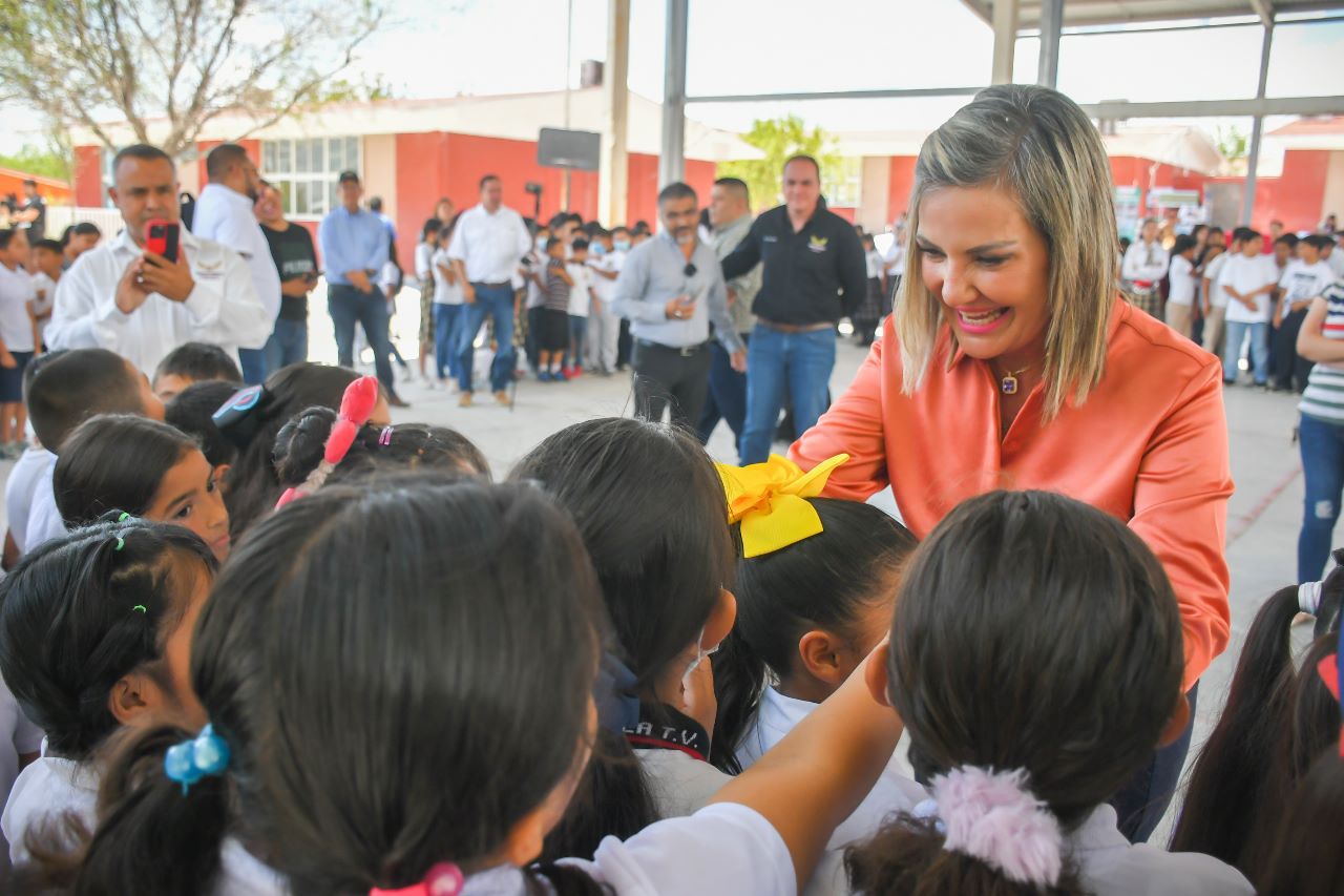 Encabeza Norma Treviño ceremonia cívica en primaria; llevan programa “Todos a la Escuela”