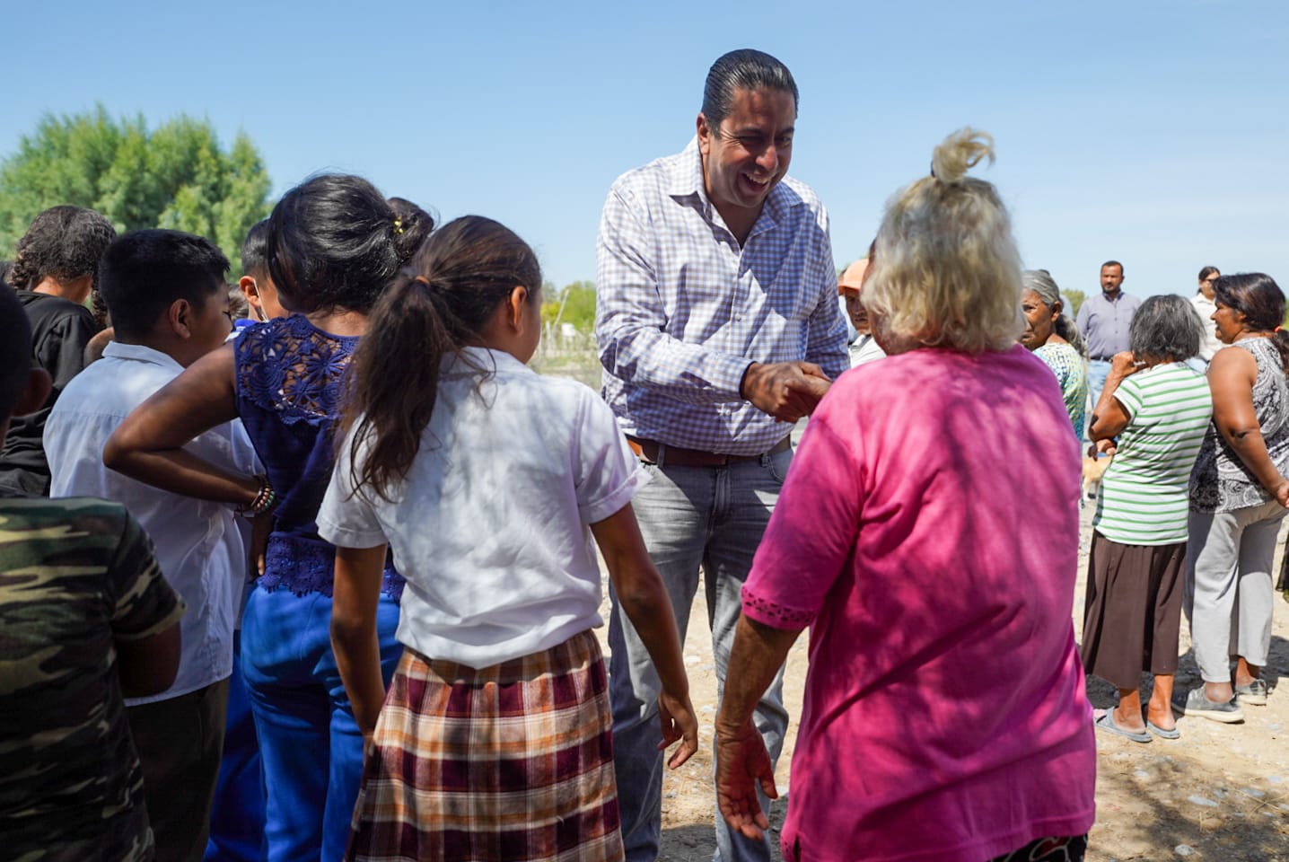 Entrega Chema Morales camino rural a “La Leona”