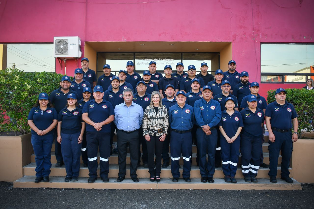 Reconocen a policías y bomberos del mes de mayo en Piedras Negras