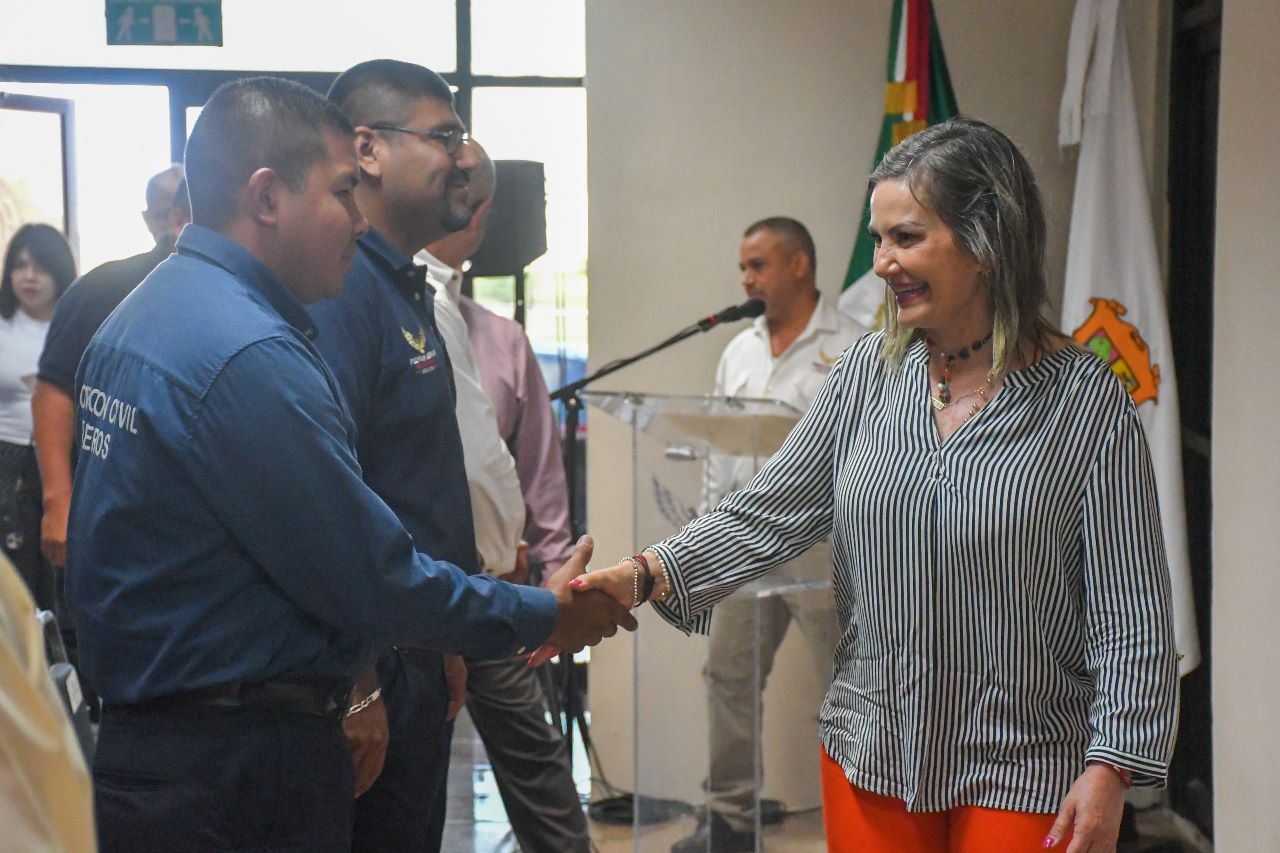 Continúa Norma Treviño incentivando a policías y bomberos