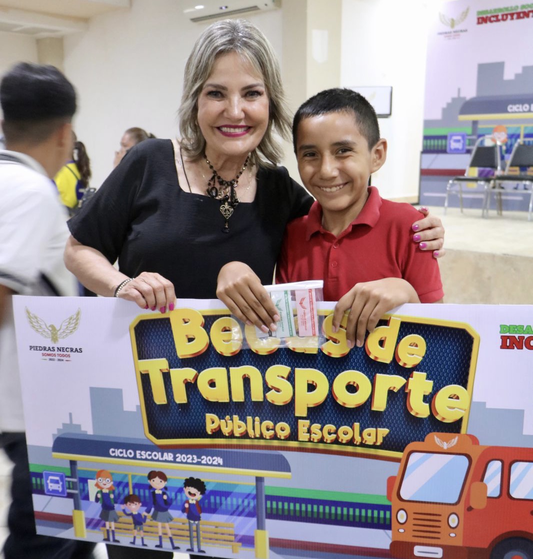 Entrega alcaldesa de PN becas escolares y de transporte