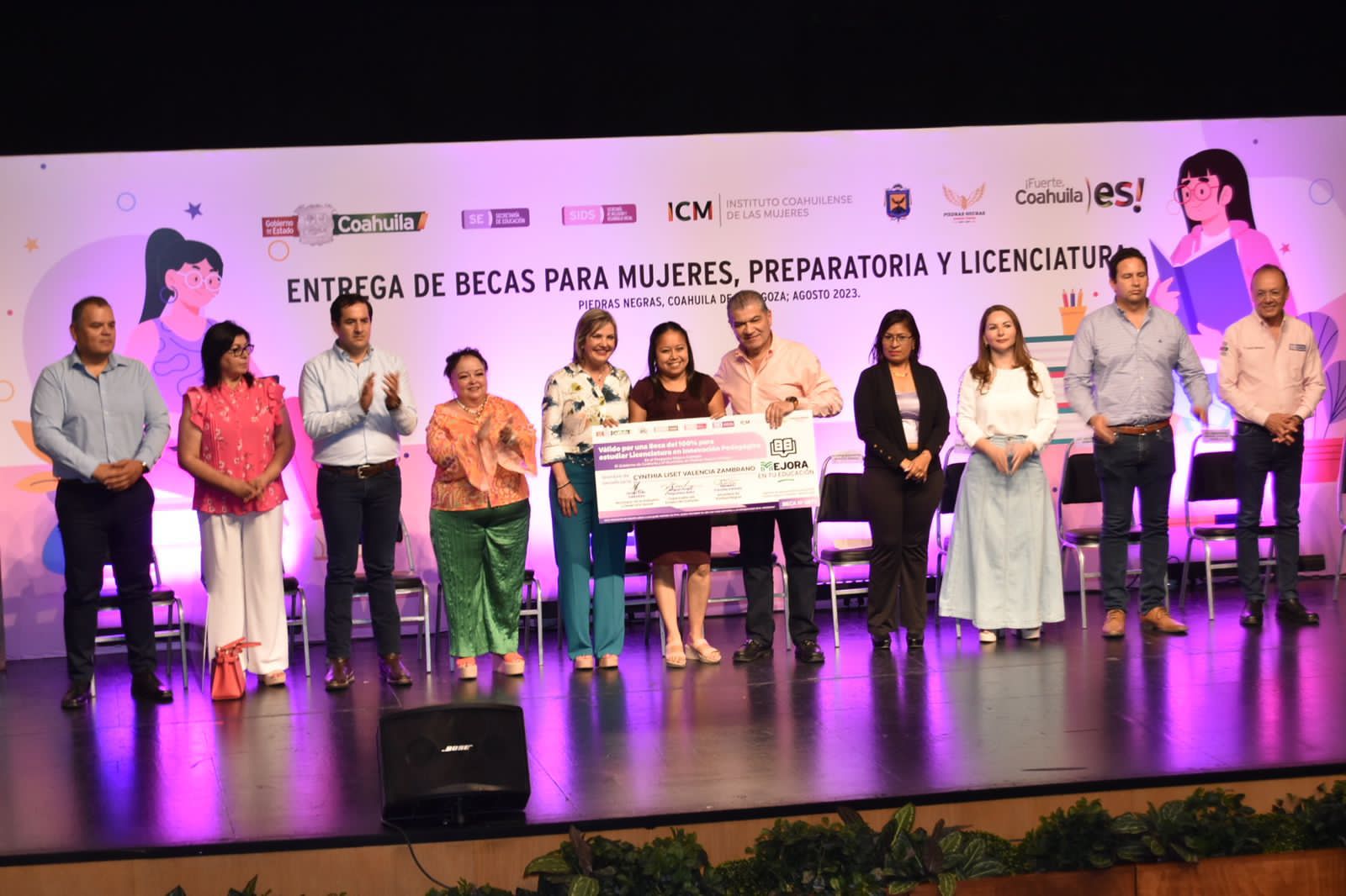 Entregan Norma Treviño y MARS becas a mujeres