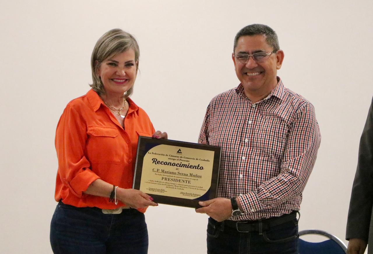 Asiste Norma Treviño a toma de protesta de Fecadeco