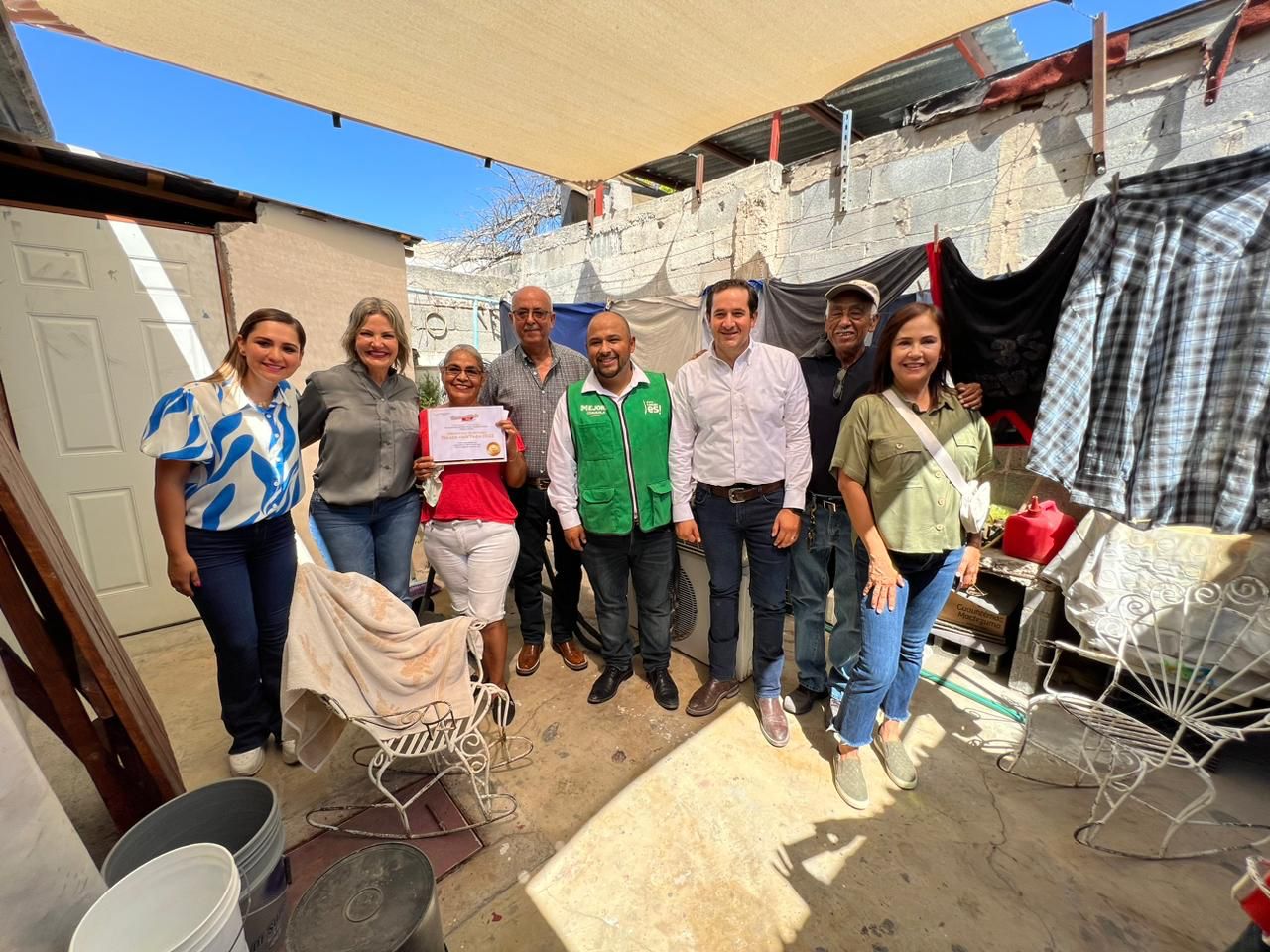 Entrega Norma Treviño programa “tinacos con todo”