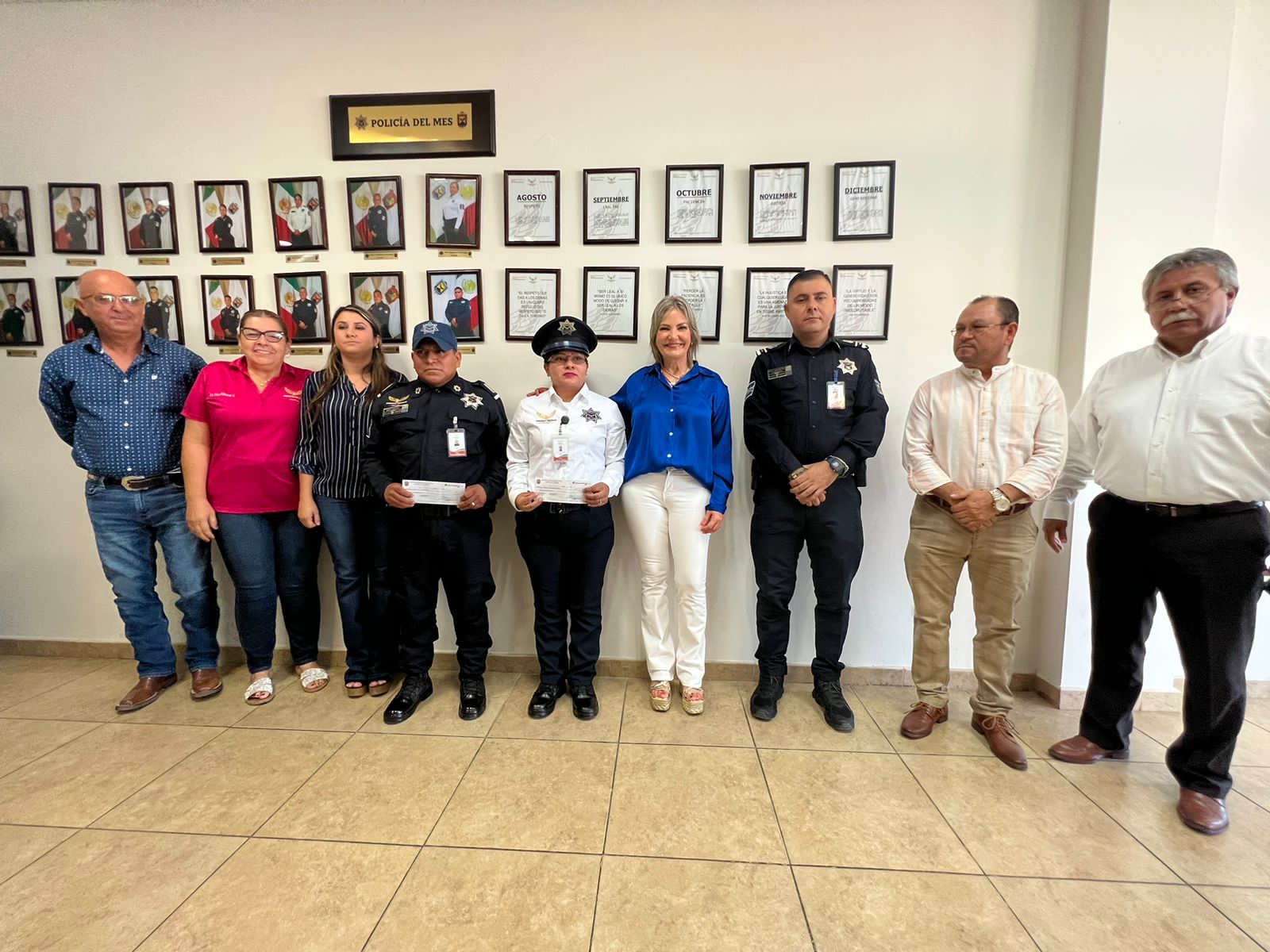 Reconoce alcaldesa a policías y bomberos del mes