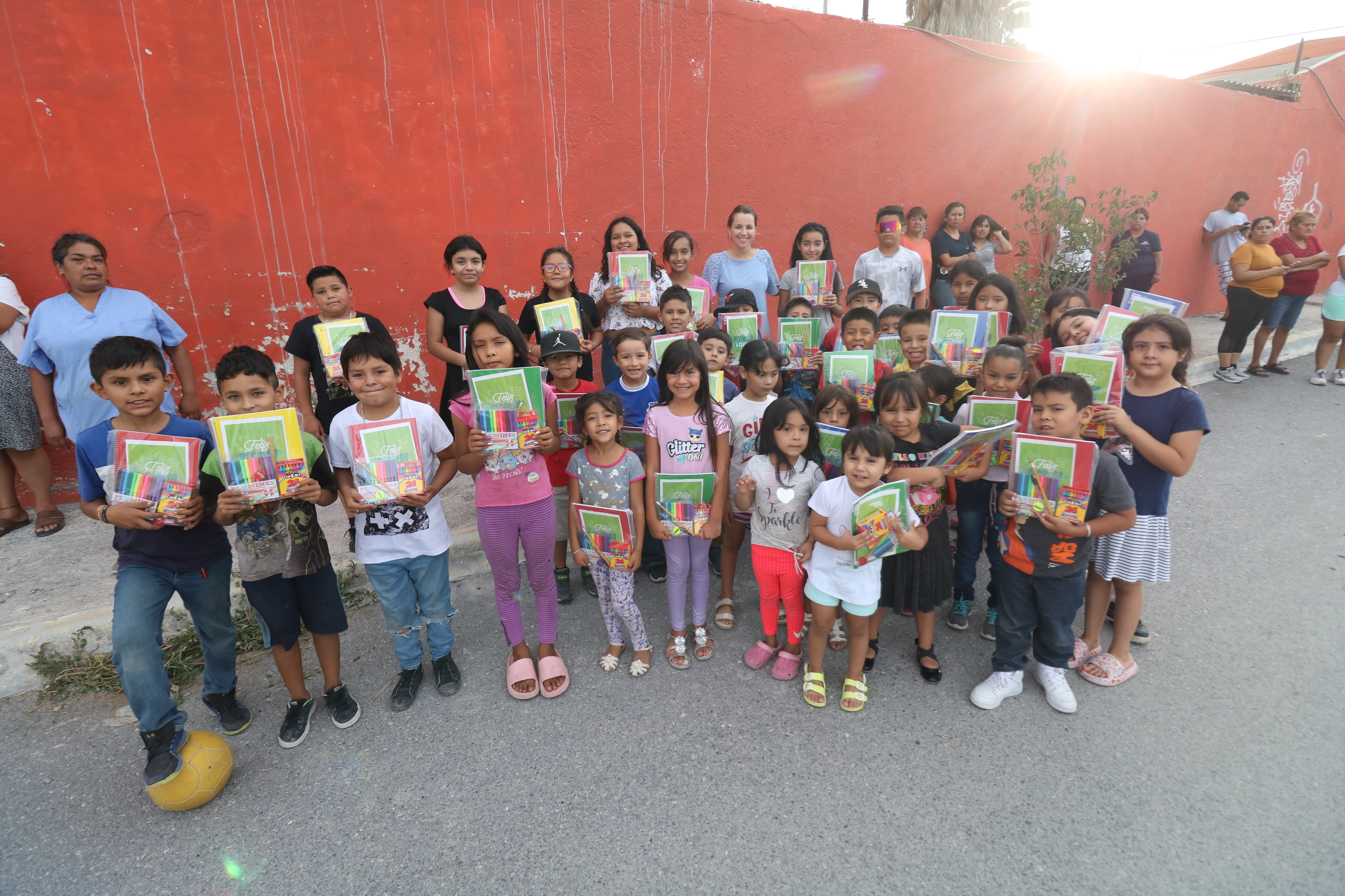 Regala María Bárbara kits de útiles escolares