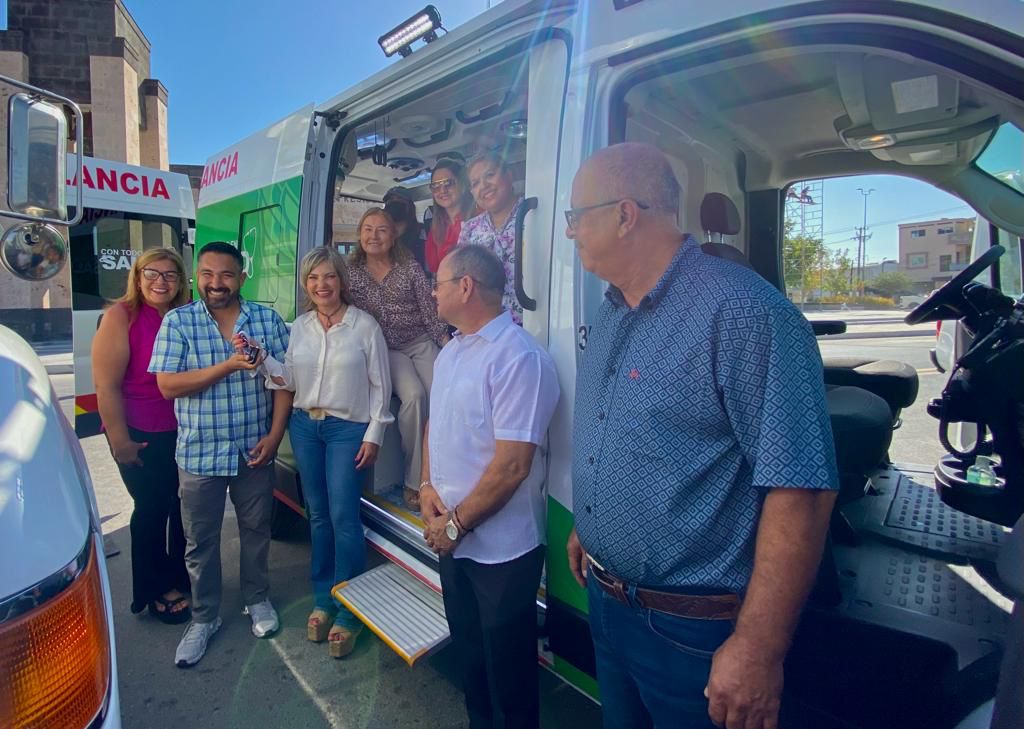 Entrega Norma Treviño vehículos a dependencias