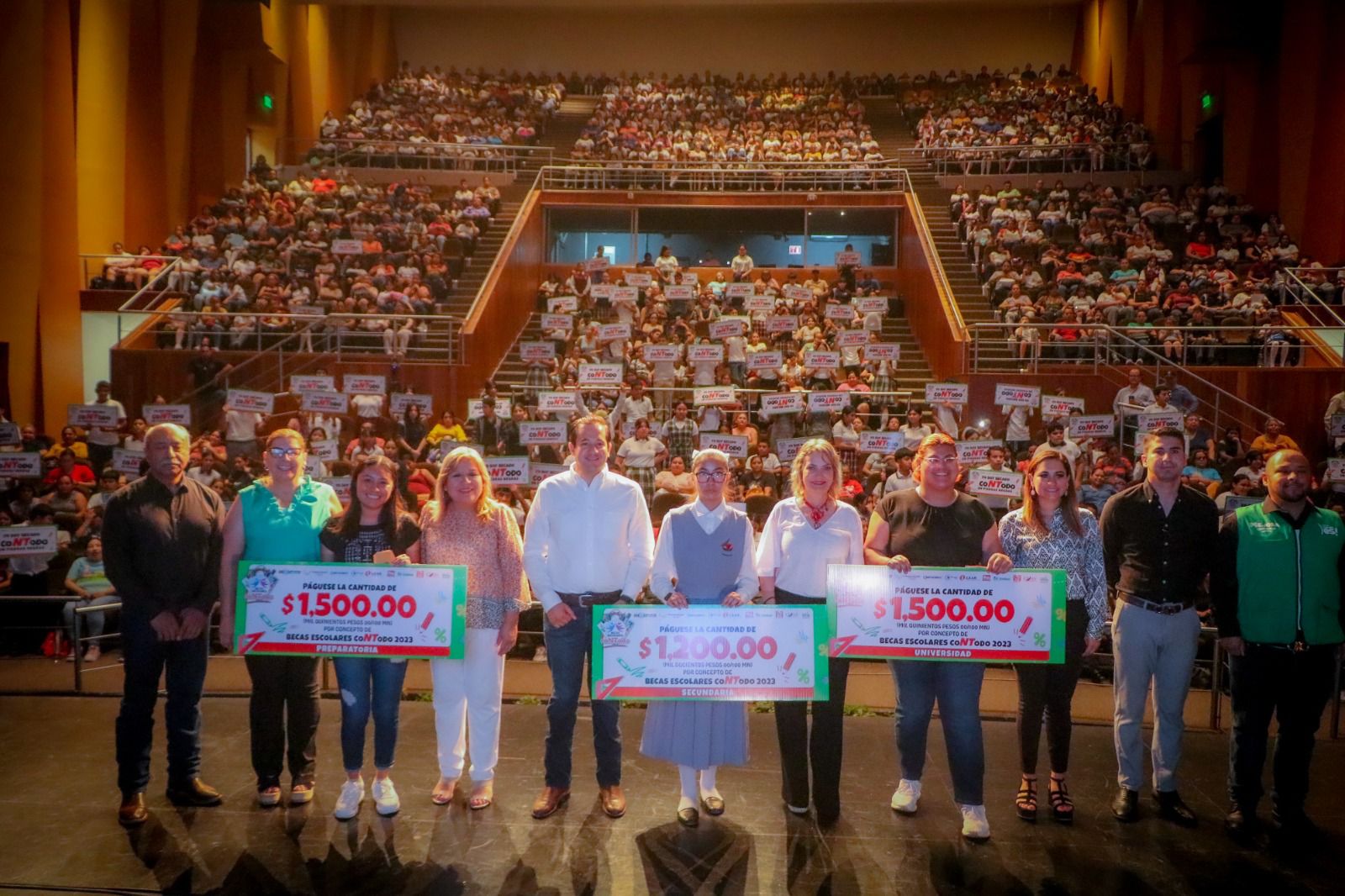 Entregan “Becas coNTodo” a estudiantes de secundaria