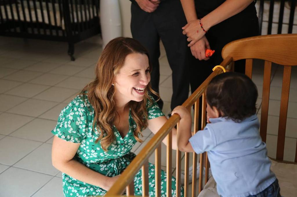 Lleva María Bárbara Cepeda útiles escolares a la Casa Cuna