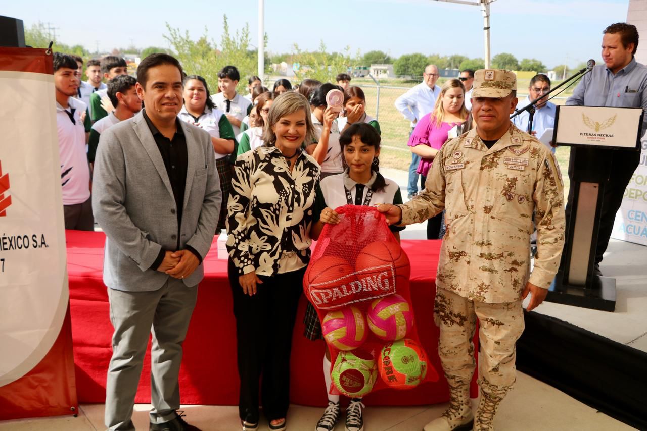 Inicia con ceremonia cívica ciclo escolar; lleva Norma Treviño apoyos al Cobac