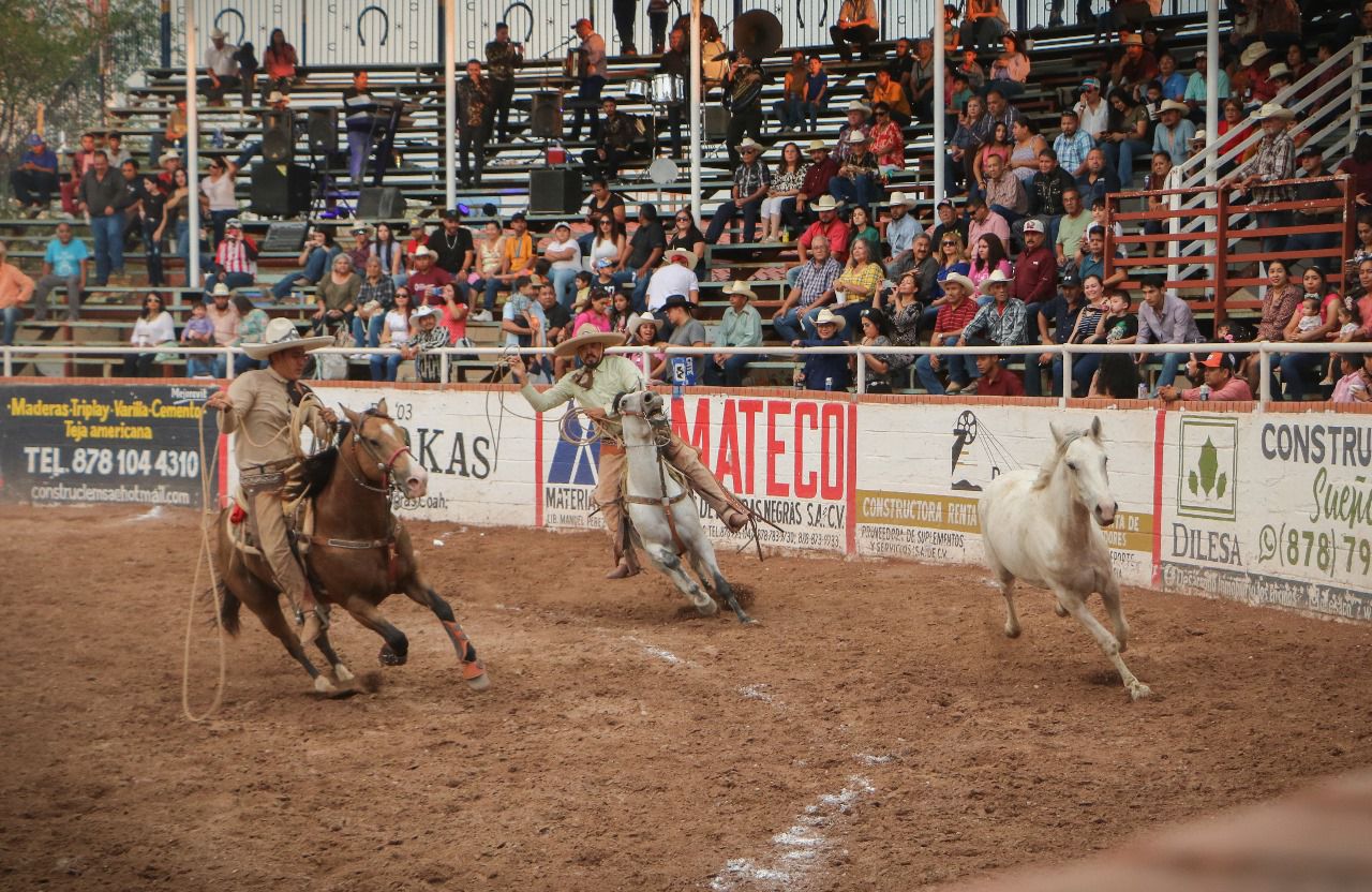 Viven tradiciones mexicanas en gran charreada