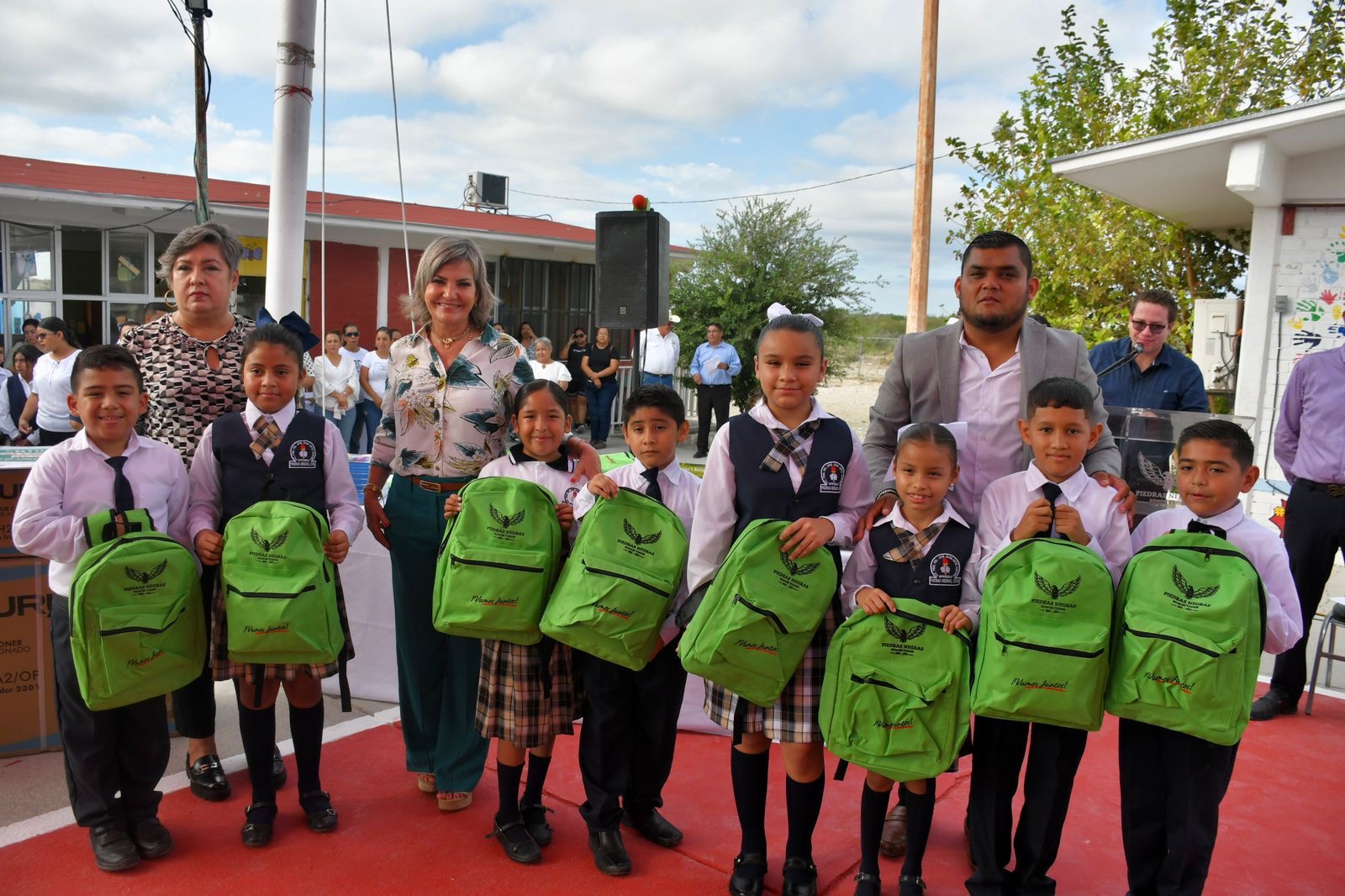 Apoya municipio a escuelas con aparatos de aire acondicionado