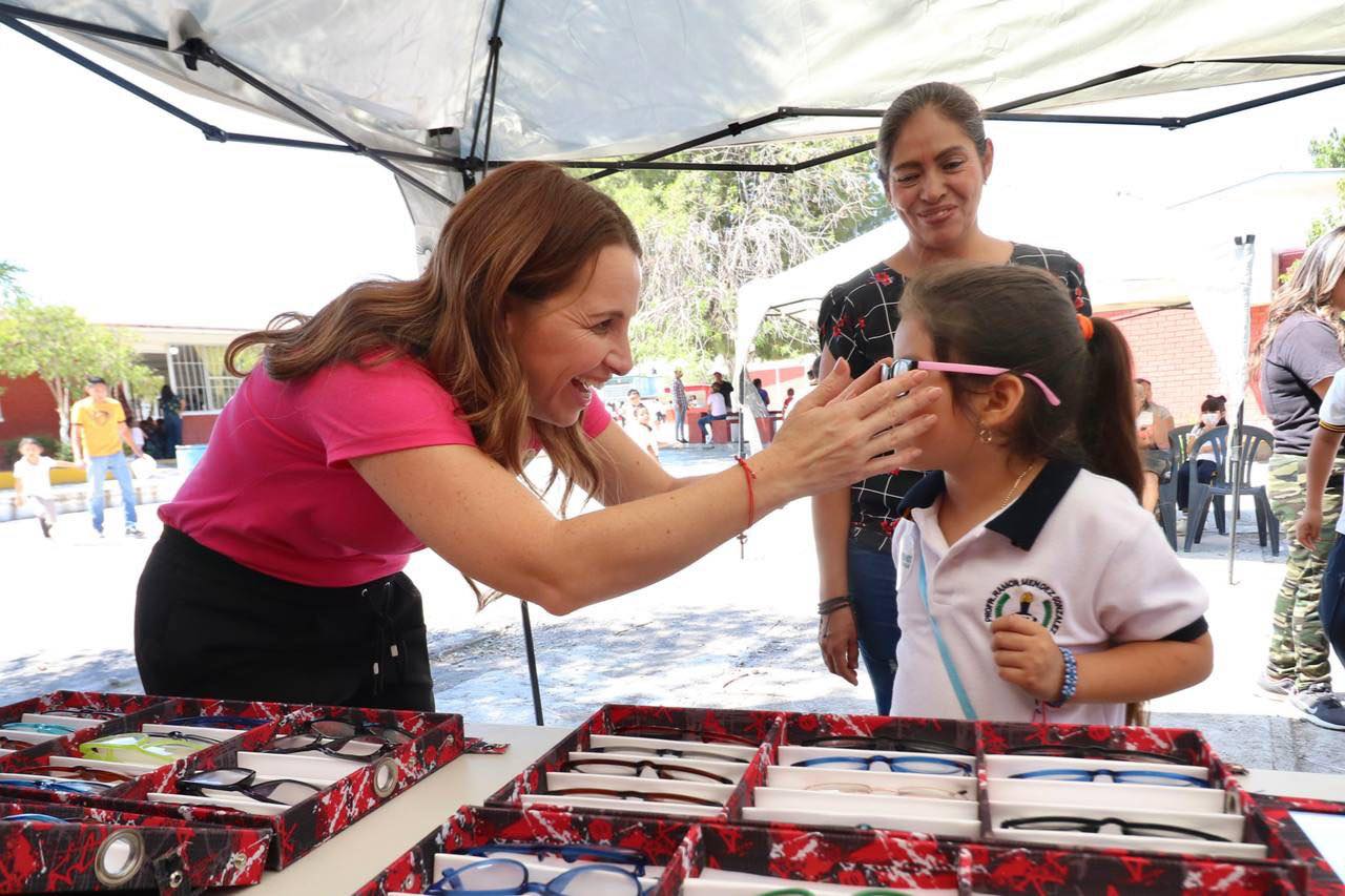 Lleva María Bárbara “Veamos con el Corazón” a escuelas