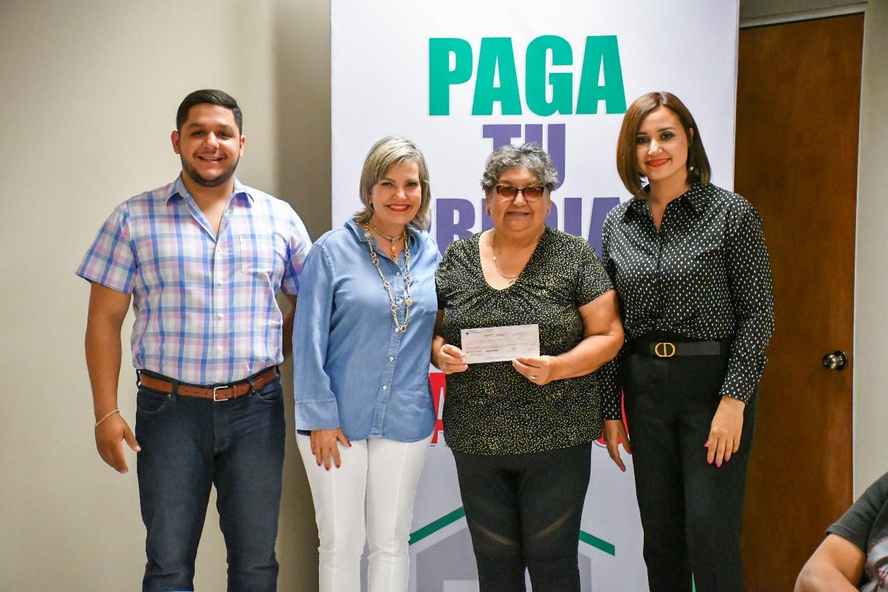 Entregan cheques a beneficiarios de seguro contra desastres naturales