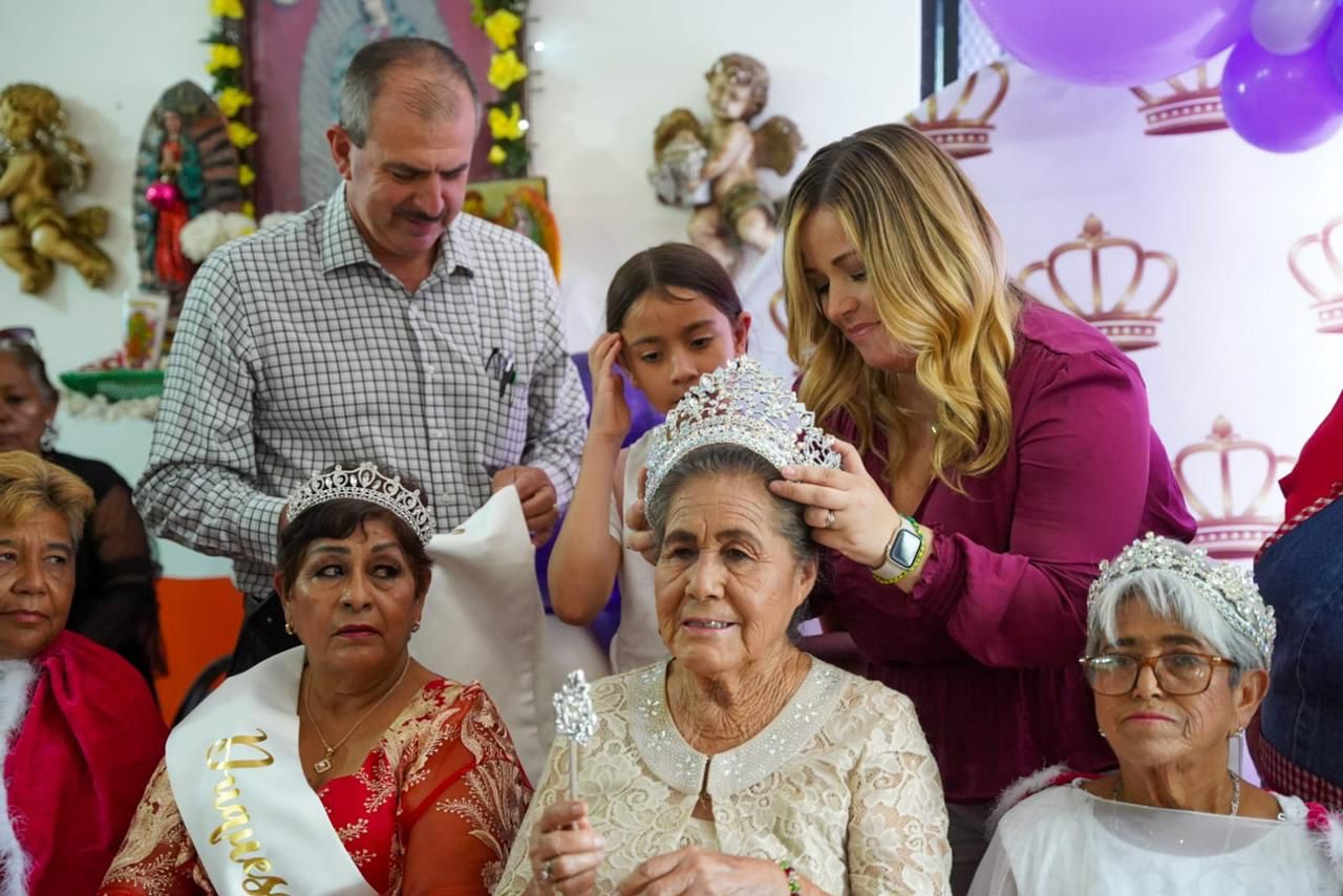 Corona Ana Lucía Cavazos a reina del comedor comunitario de Blanca Esthela